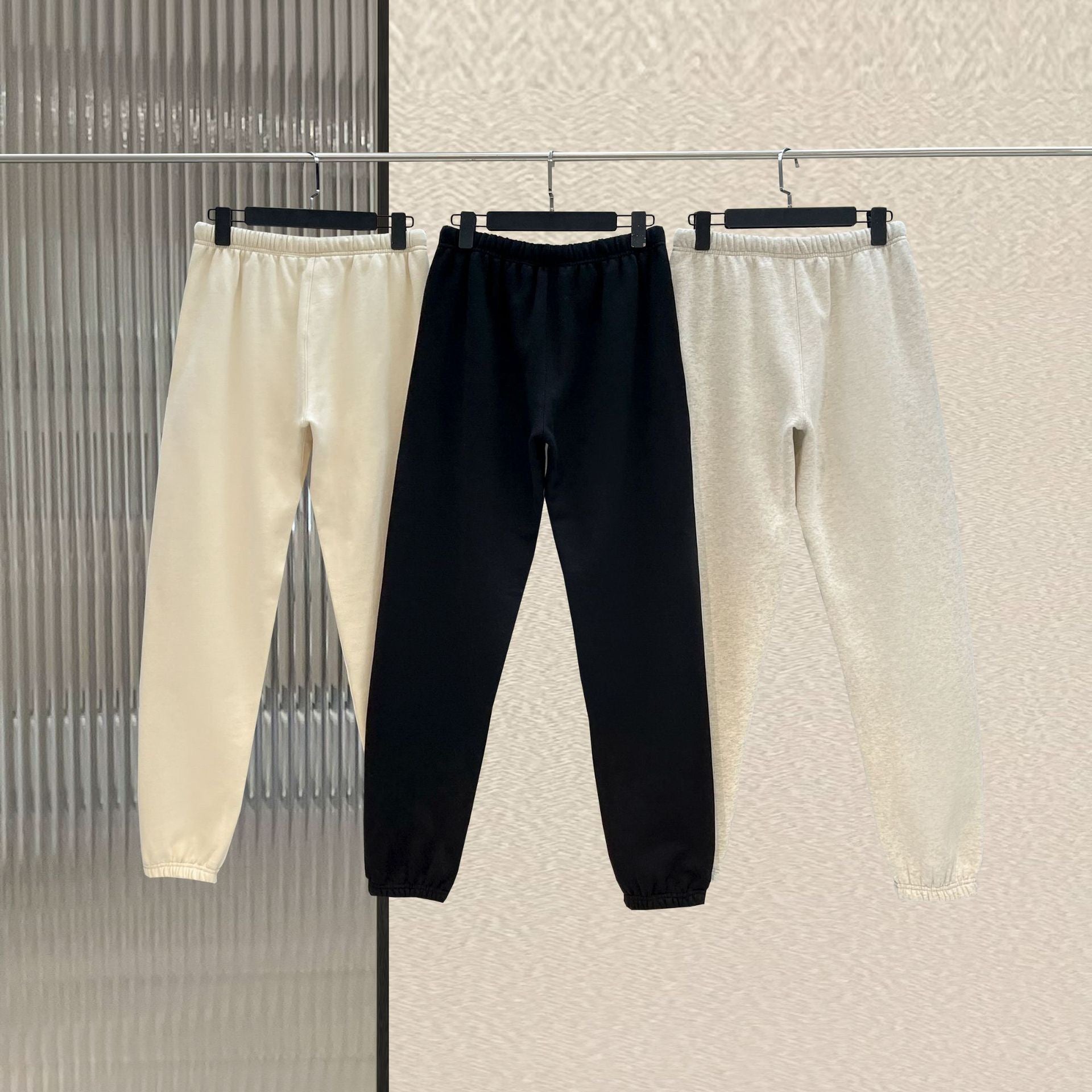 Schwarze und weiße Hose