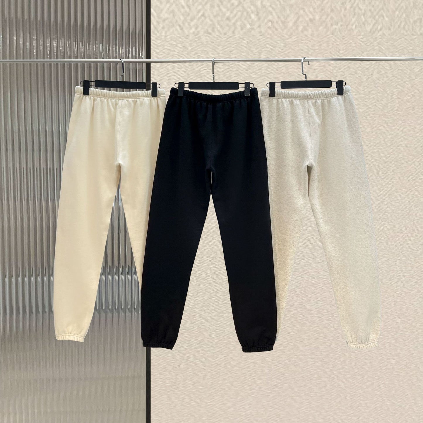 Schwarze und weiße Hose