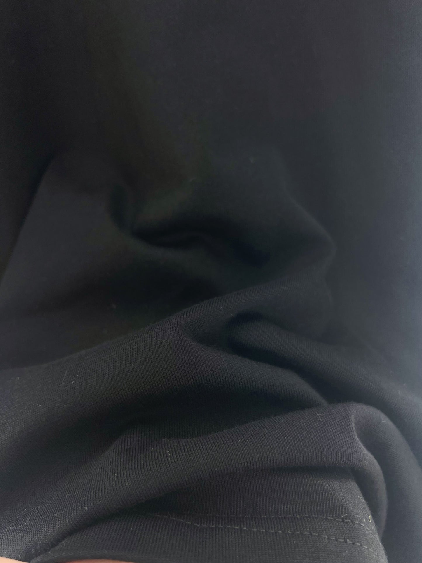 Dunkelblaues und weißes T-Shirt