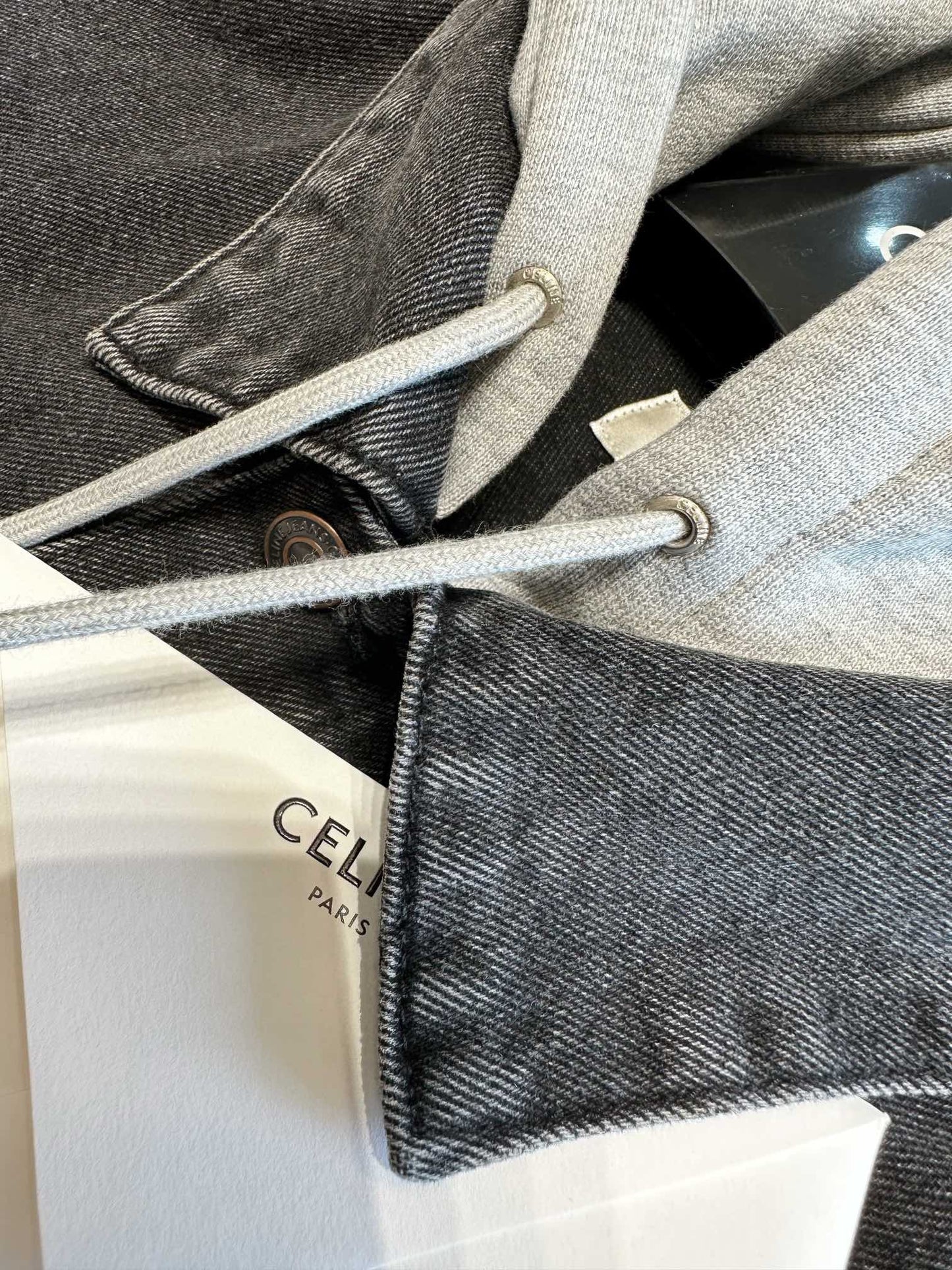 سترة سوداء داكنة وزرقاء داكنة