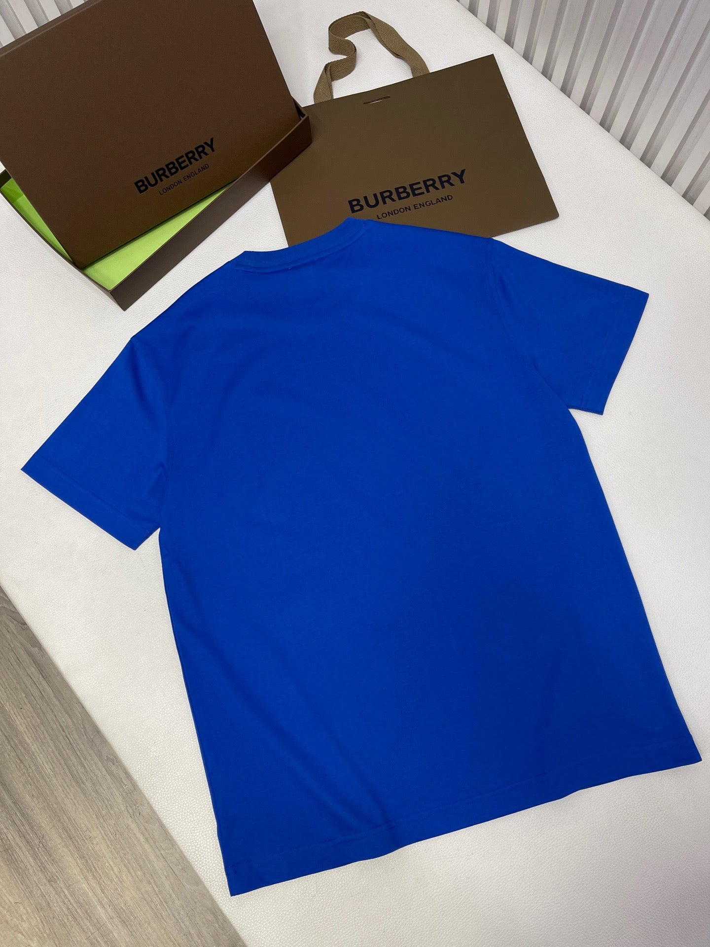 Camiseta negra, blanca y azul