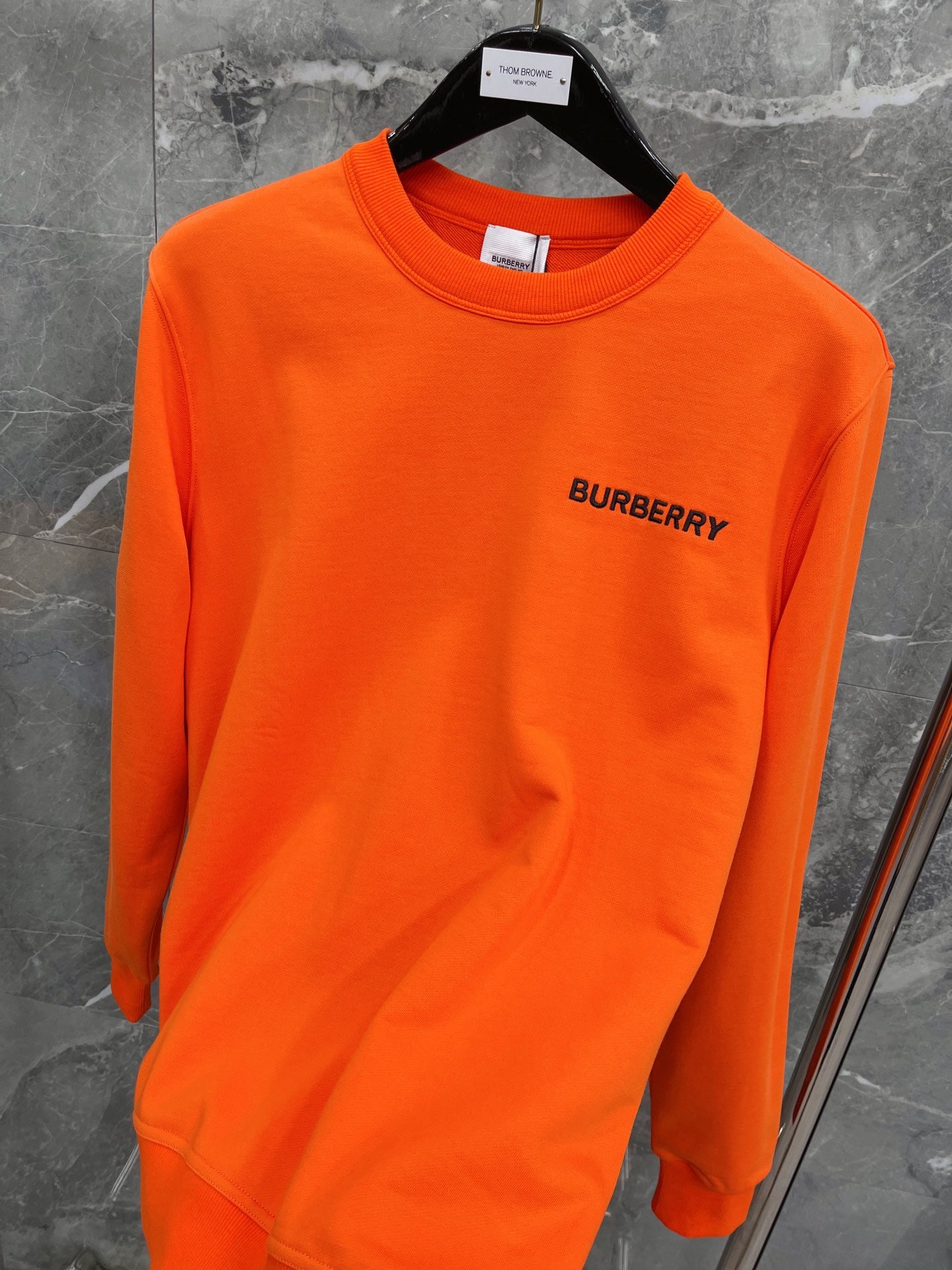 Schwarzes, dunkelblaues und orangefarbenes Trikot