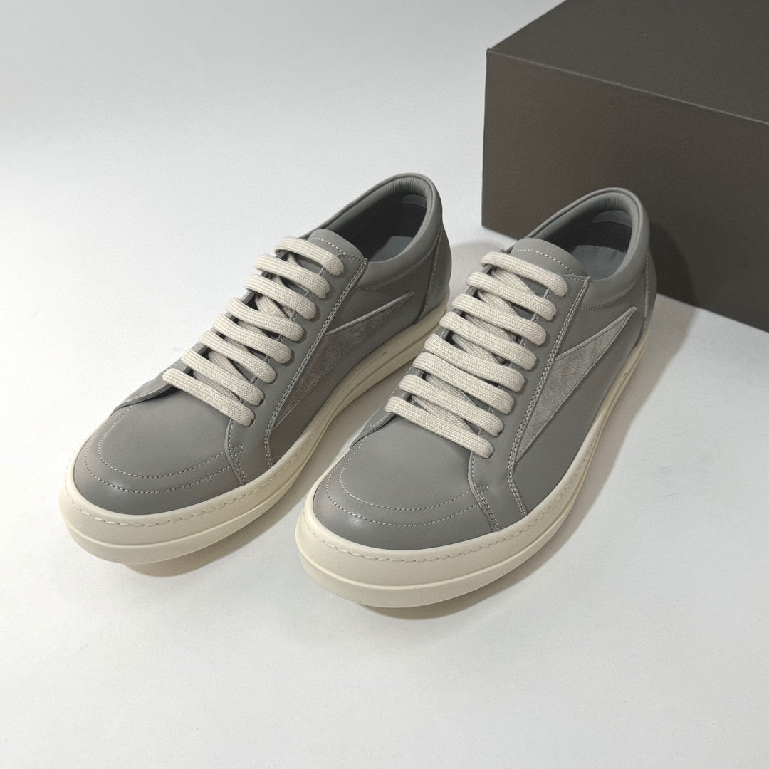 أحذية متعددة الألوان