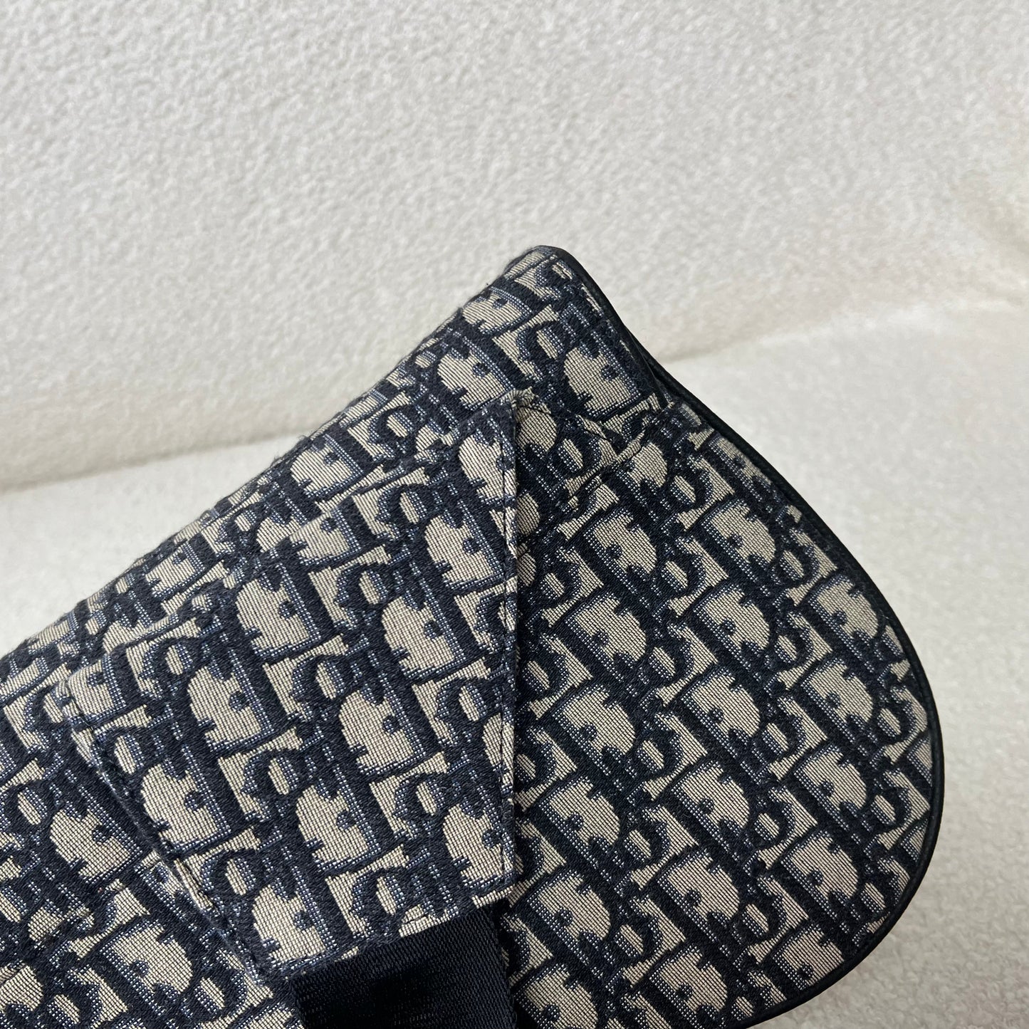 Blaue und schwarzgraue Tasche