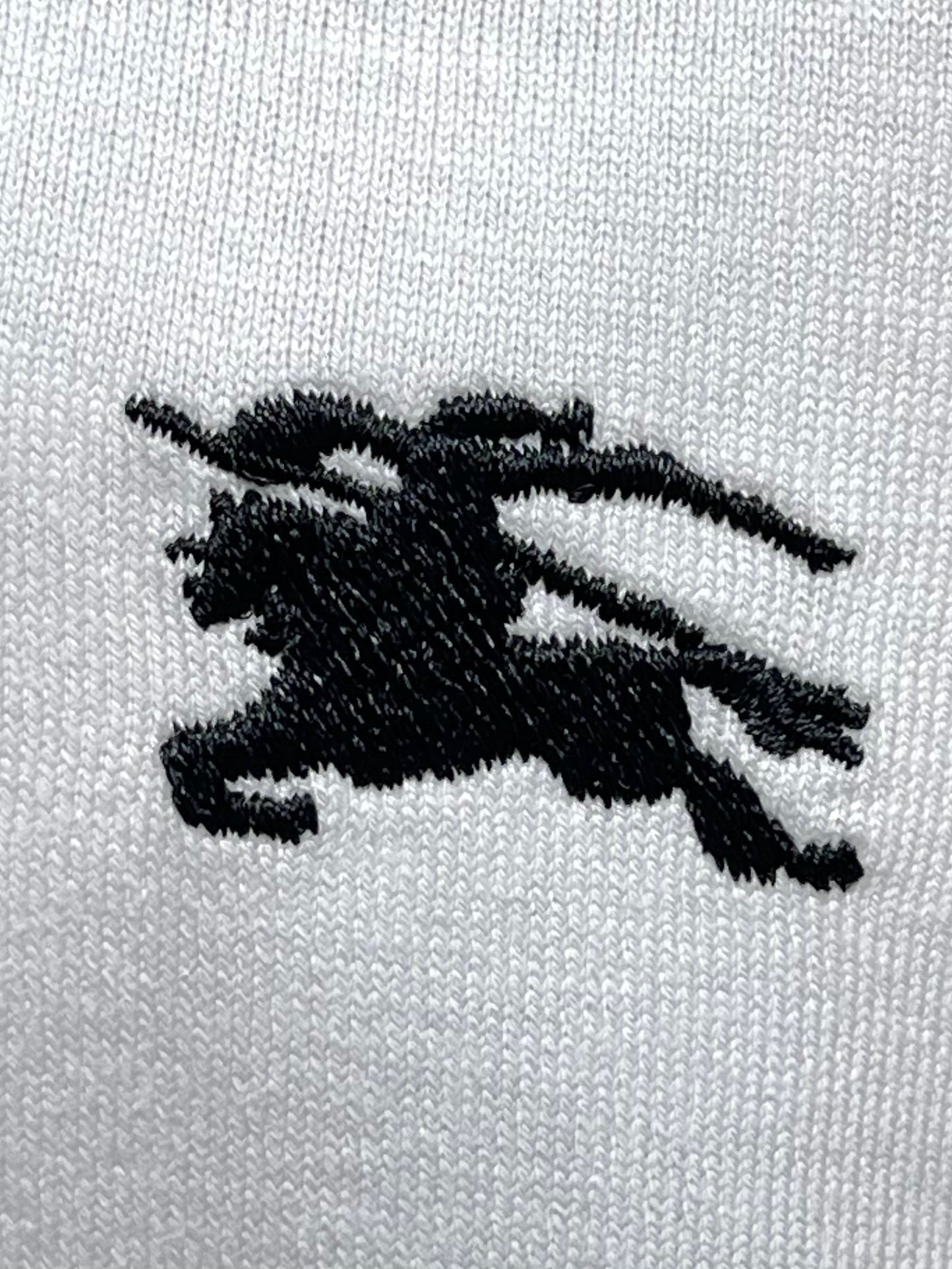 Schwarz-weißes T-Shirt