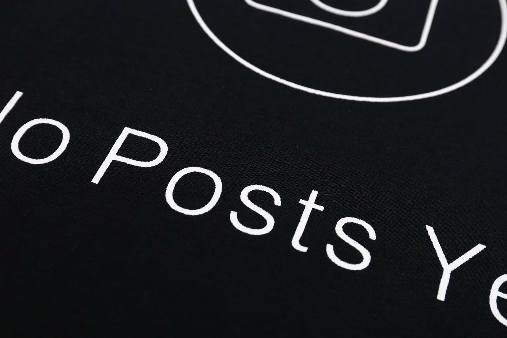 Weißes und schwarzes T-Shirt
