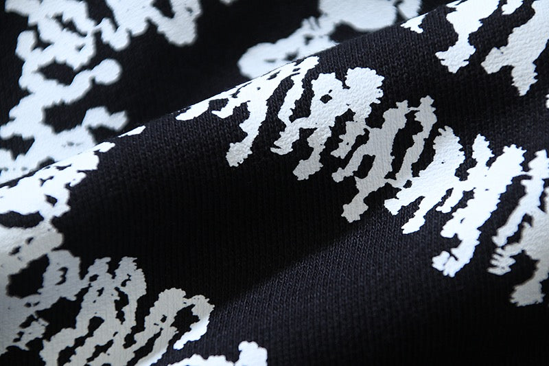 weißes und schwarzes Sweatshirt