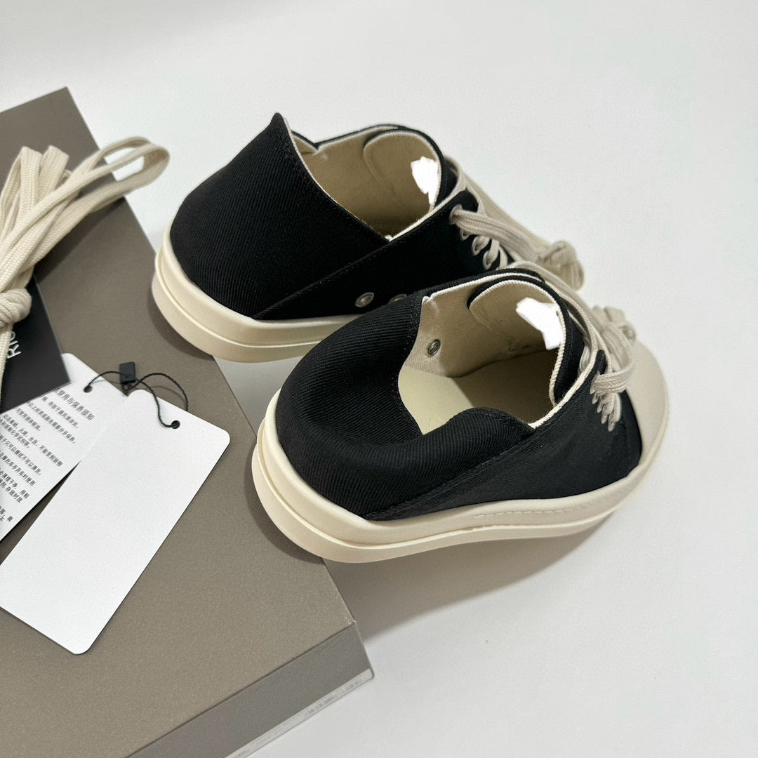 Schwarz-weiße Schuhe