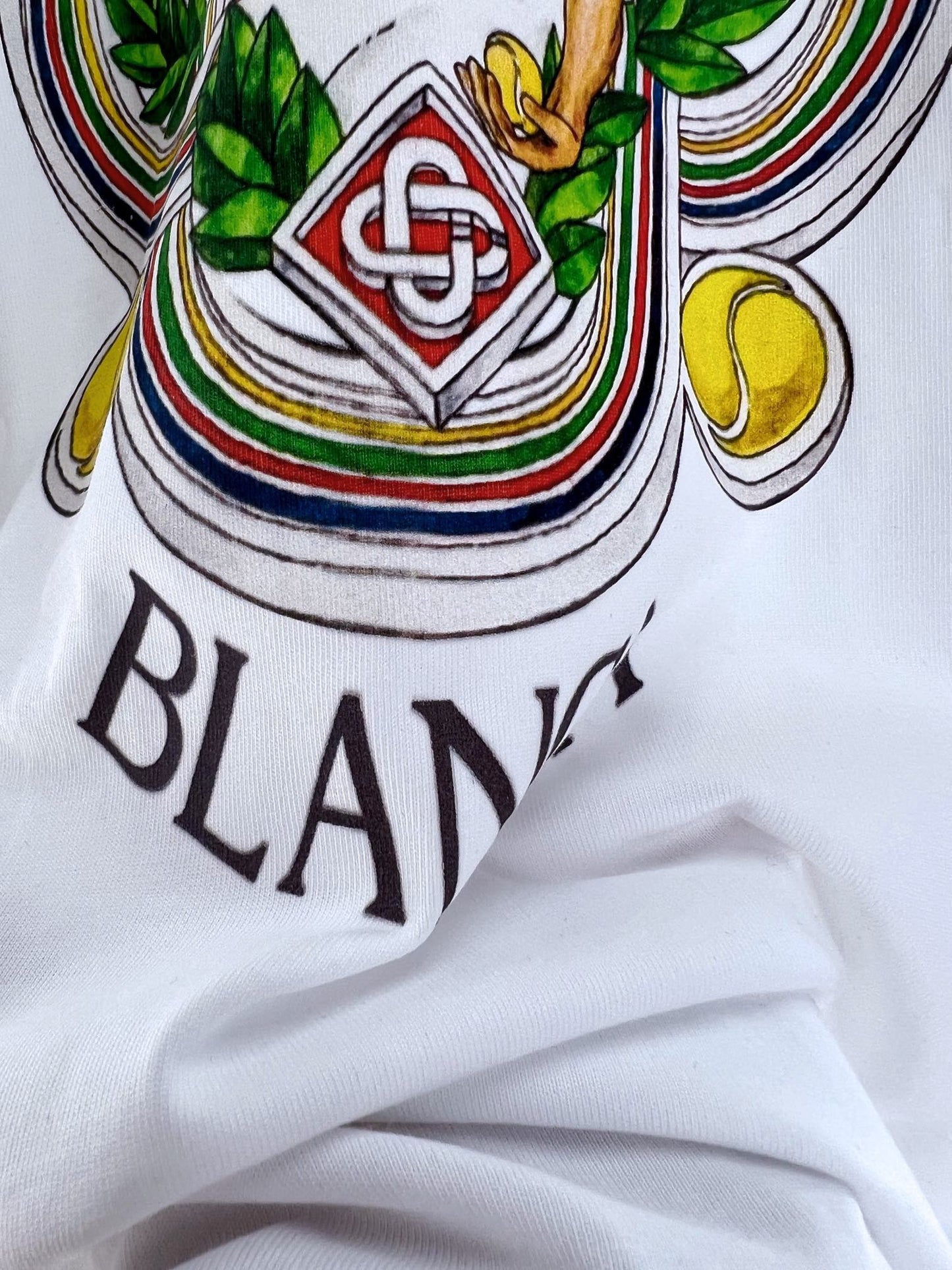 Camiseta azul y blanca