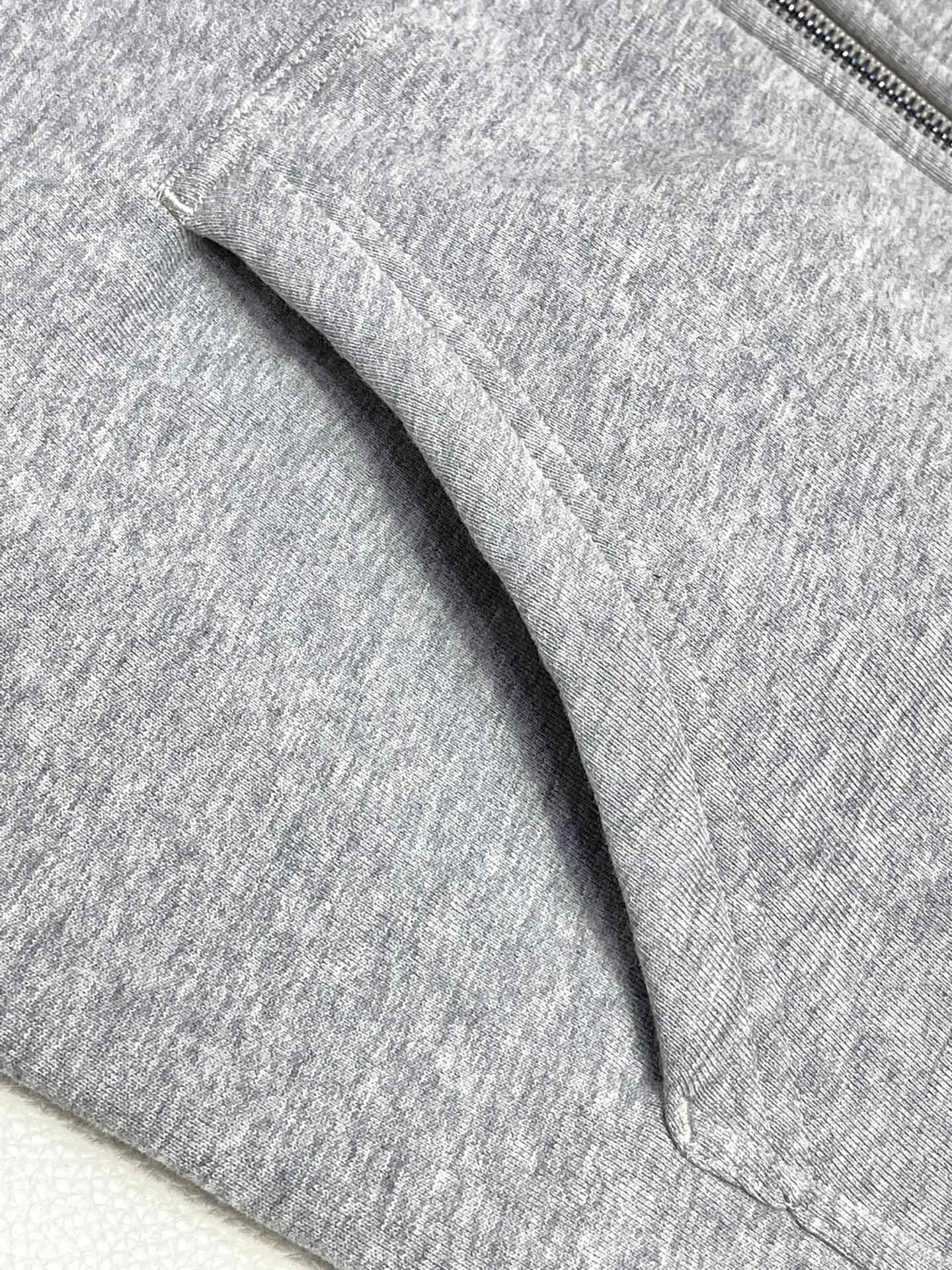 Schwarze und graue Jacke