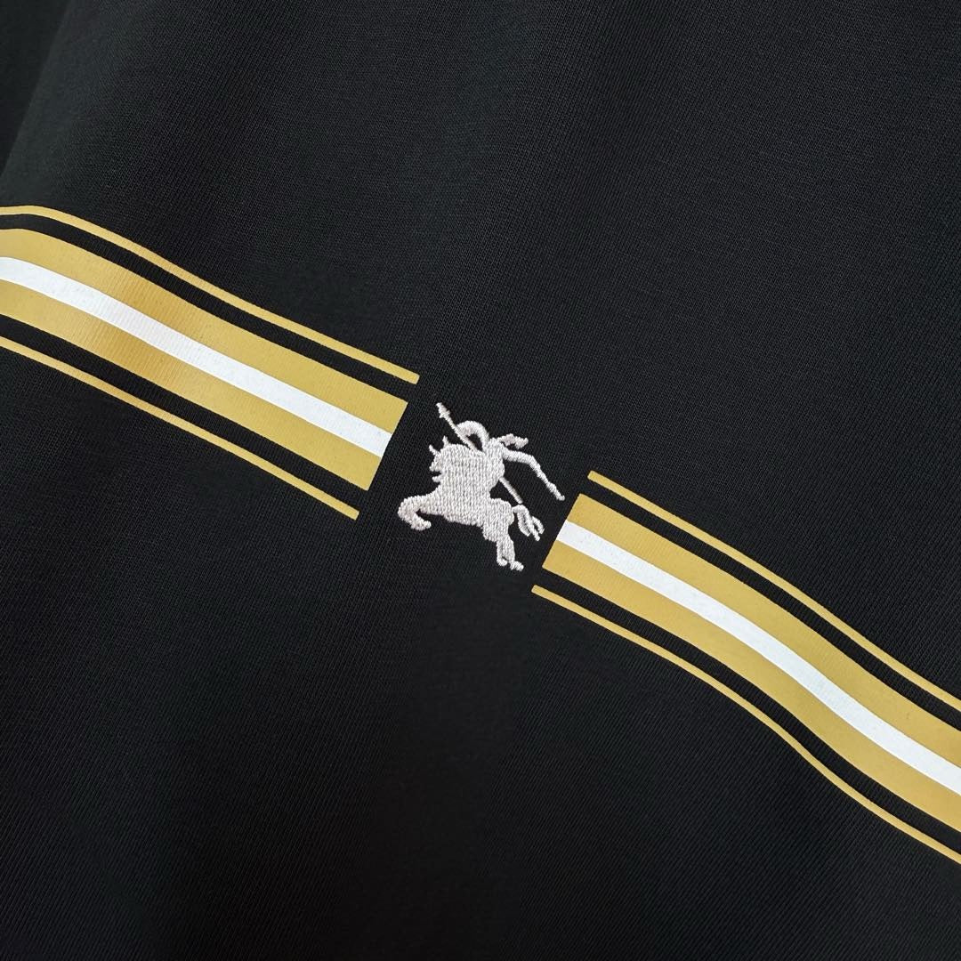 Schwarz-weißes T-Shirt