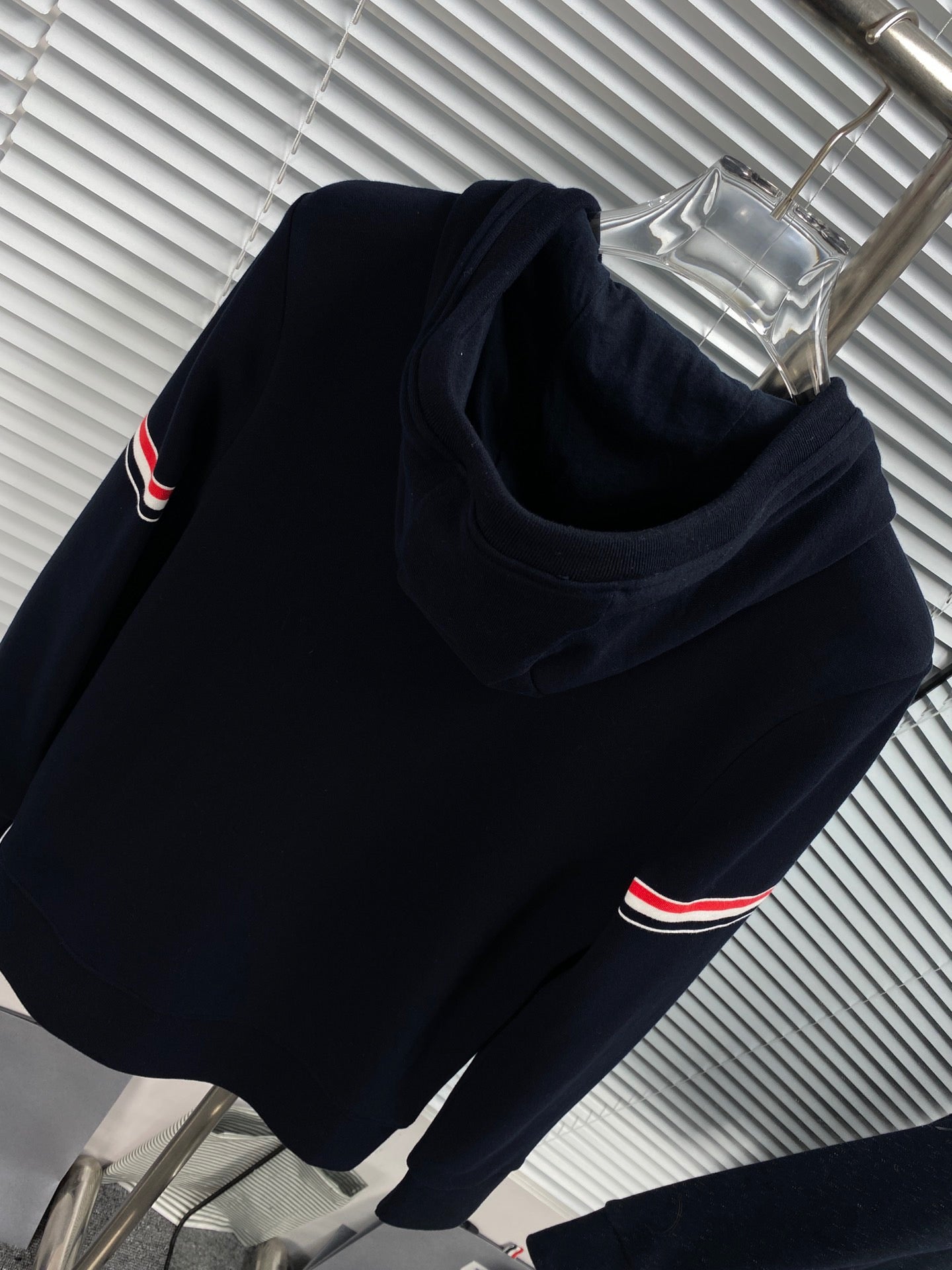 Dunkelblaue und graue Jacke