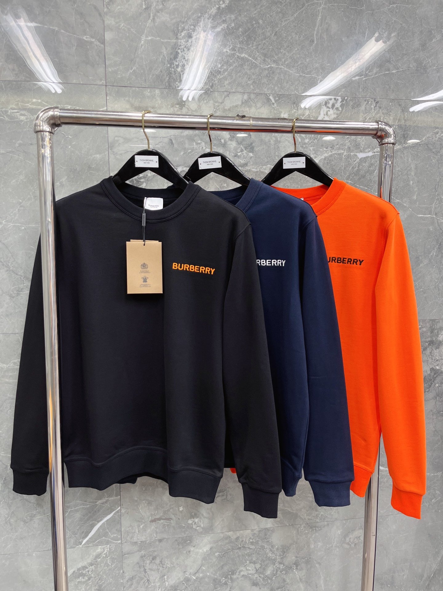Schwarzes, dunkelblaues und orangefarbenes Trikot