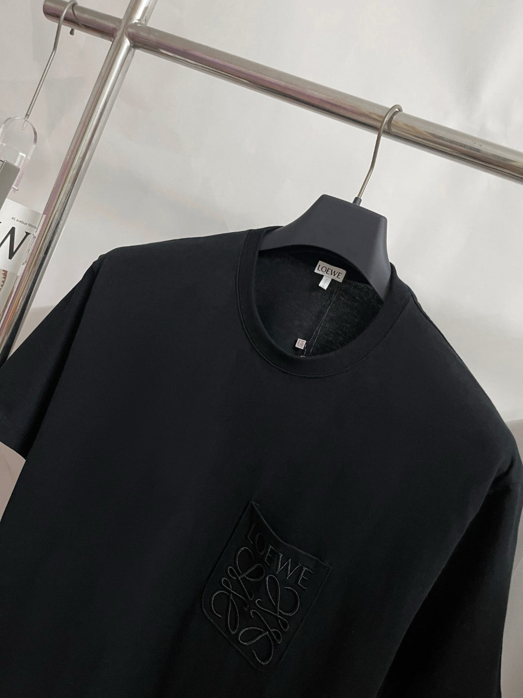 تي شيرت أبيض وأسود وأخضر