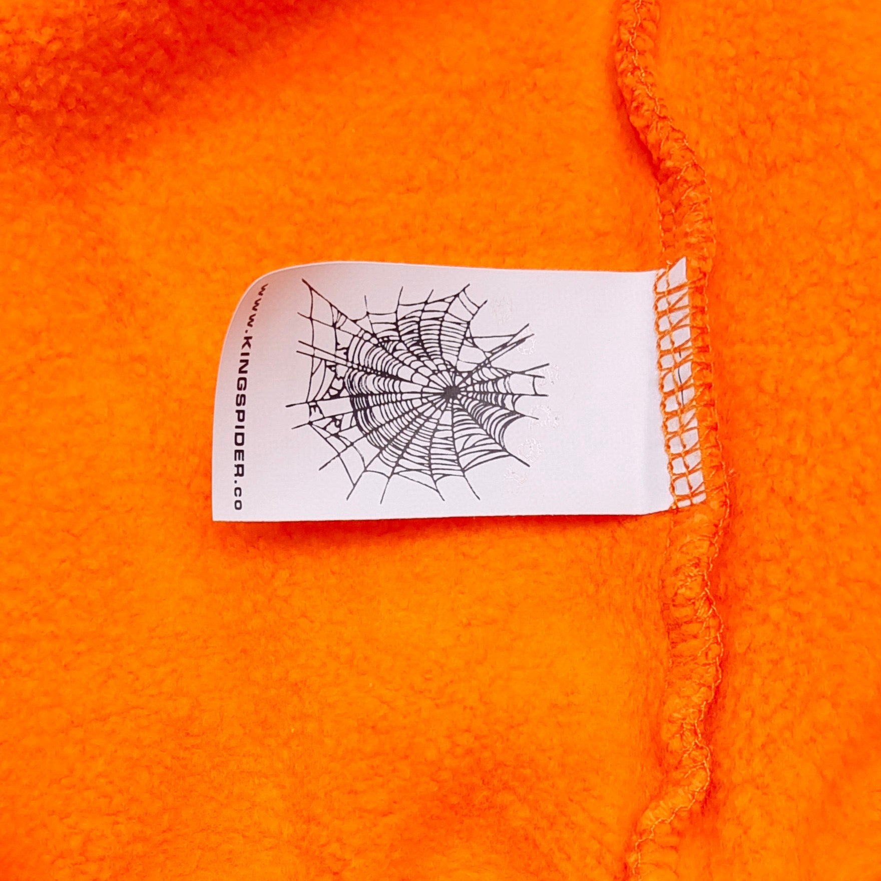 Orangefarbener Kapuzenpullover