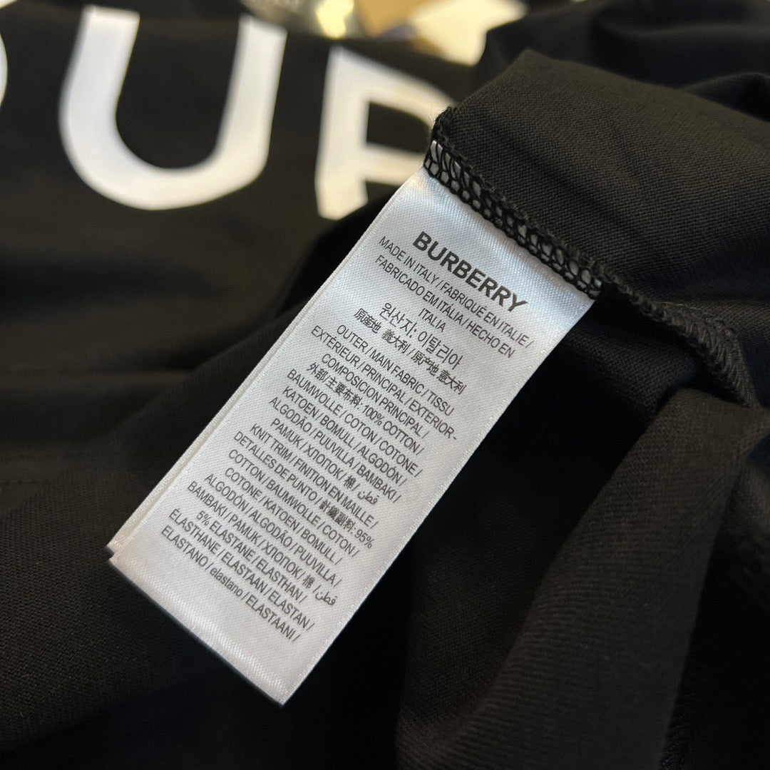Schwarz-weißes T-Shirt