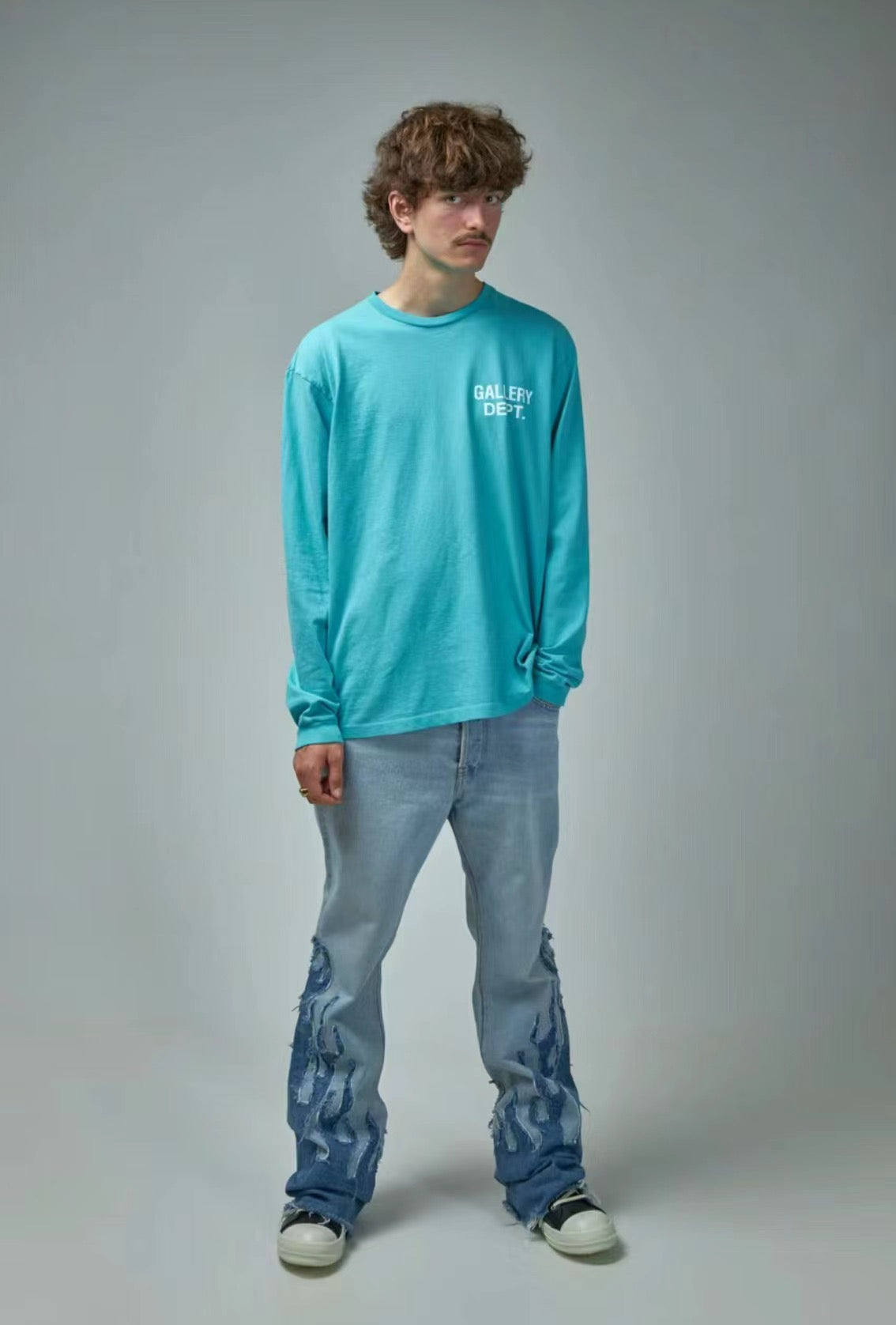 Blaues und himmelblaues Sweatshirt