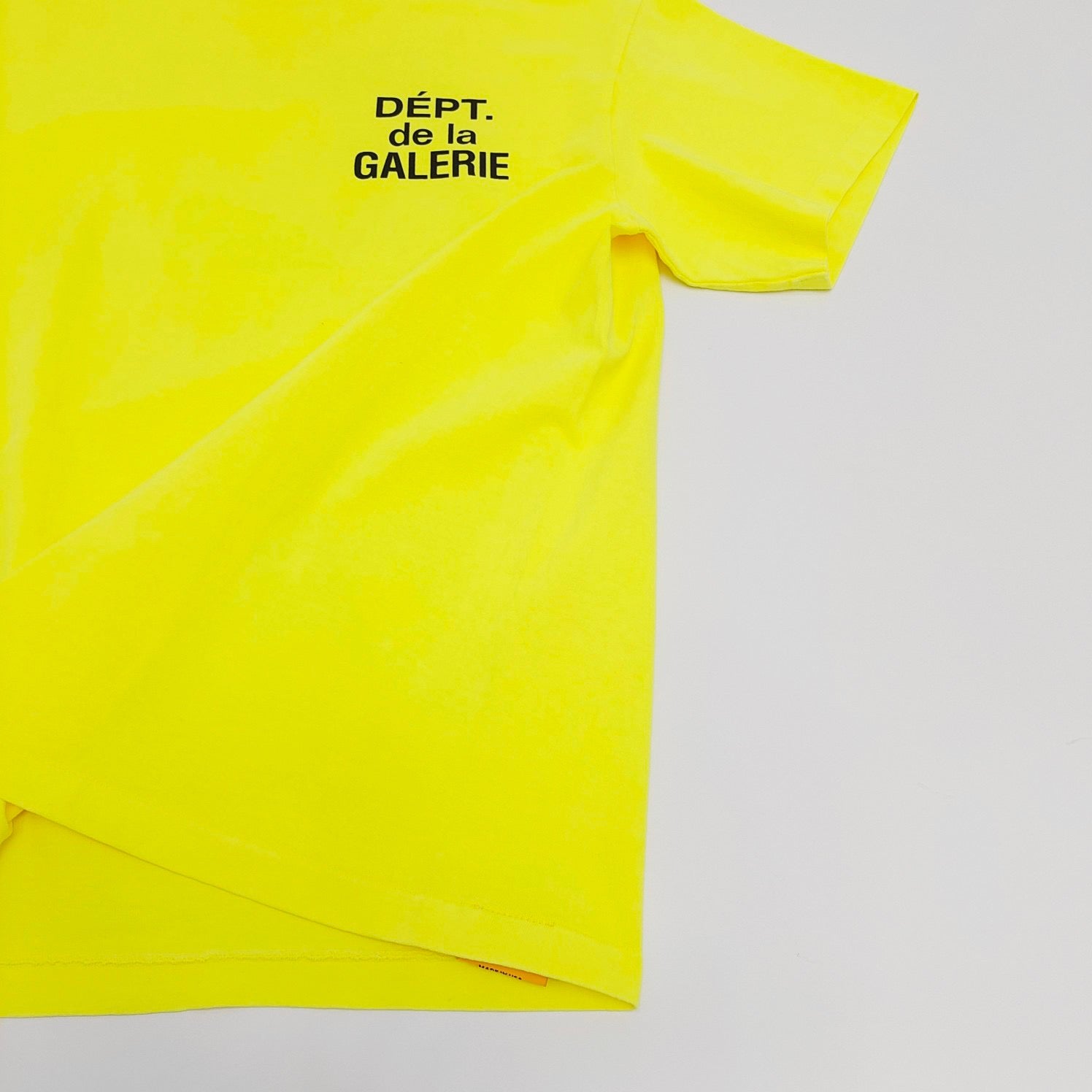Gelbes, rosa und gelbes Organza-T-Shirt