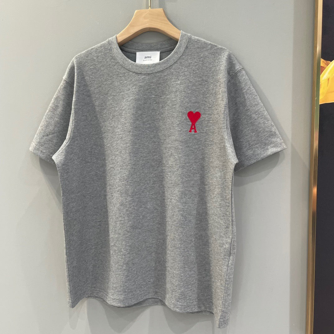 Weißes, schwarzes und graues T-Shirt