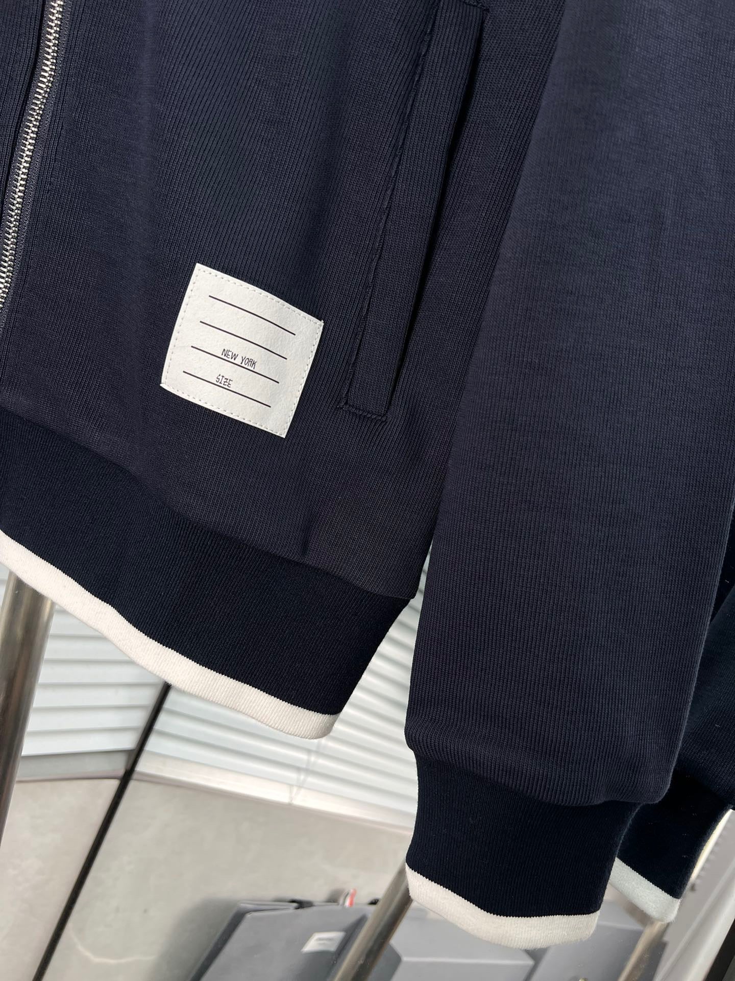 سترة سوداء وزرقاء داكنة