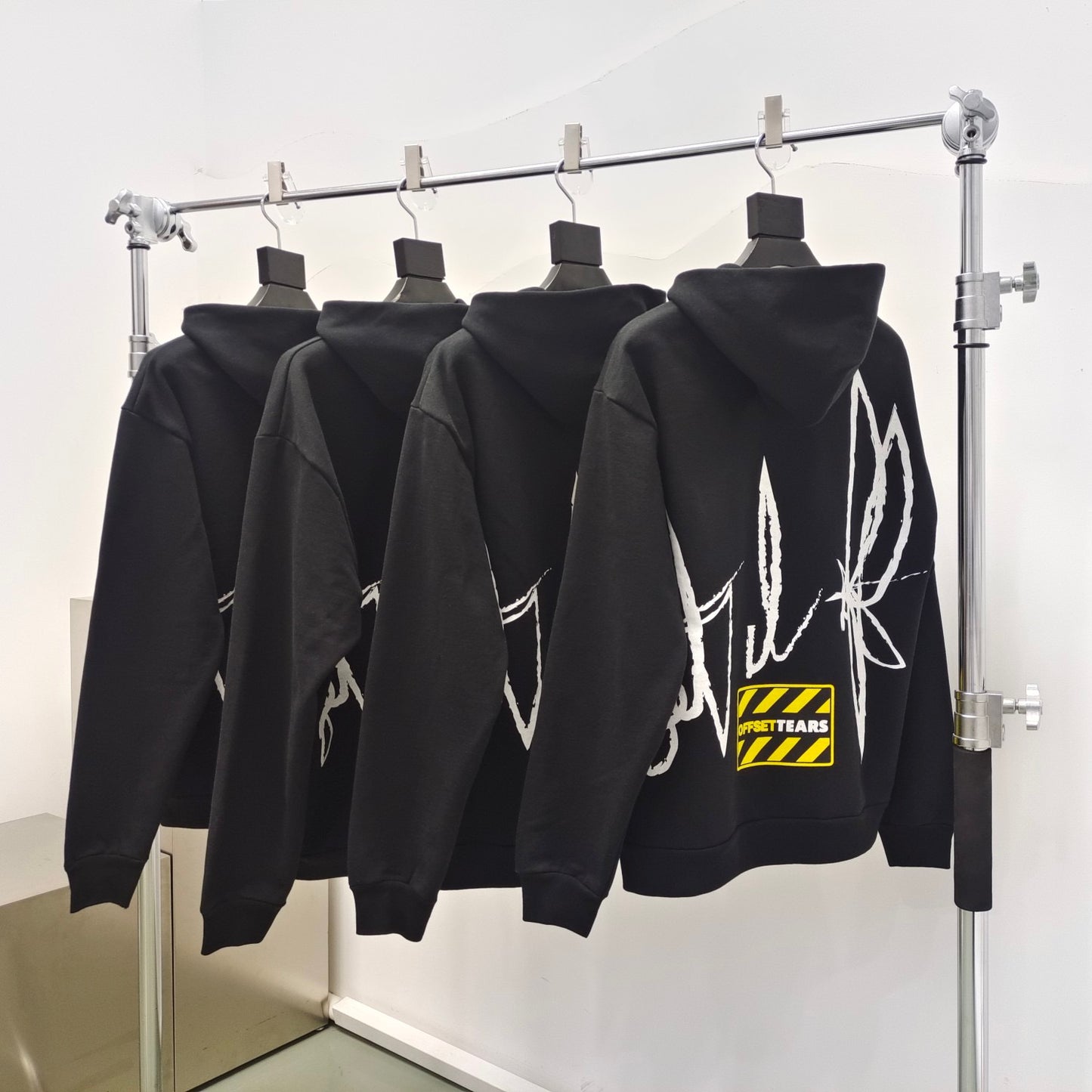 جارزة سوداء بقبعة شتوية