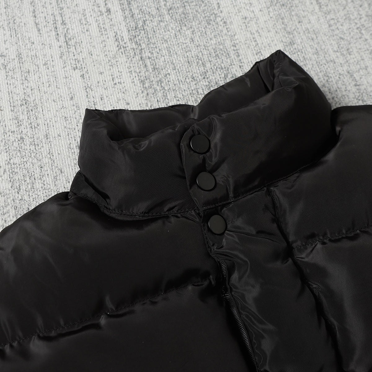 Schwarze und graue Jacke