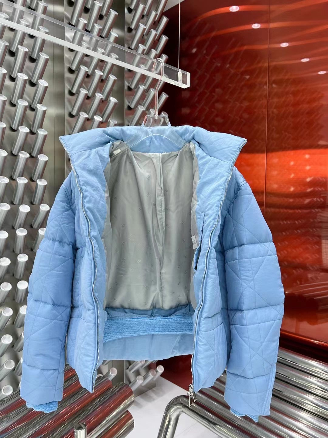 Schwarze und hellblaue Jacke