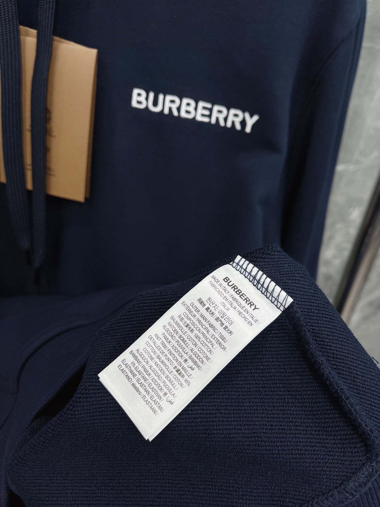 Schwarzer, dunkelblauer und orangefarbener Hoodie