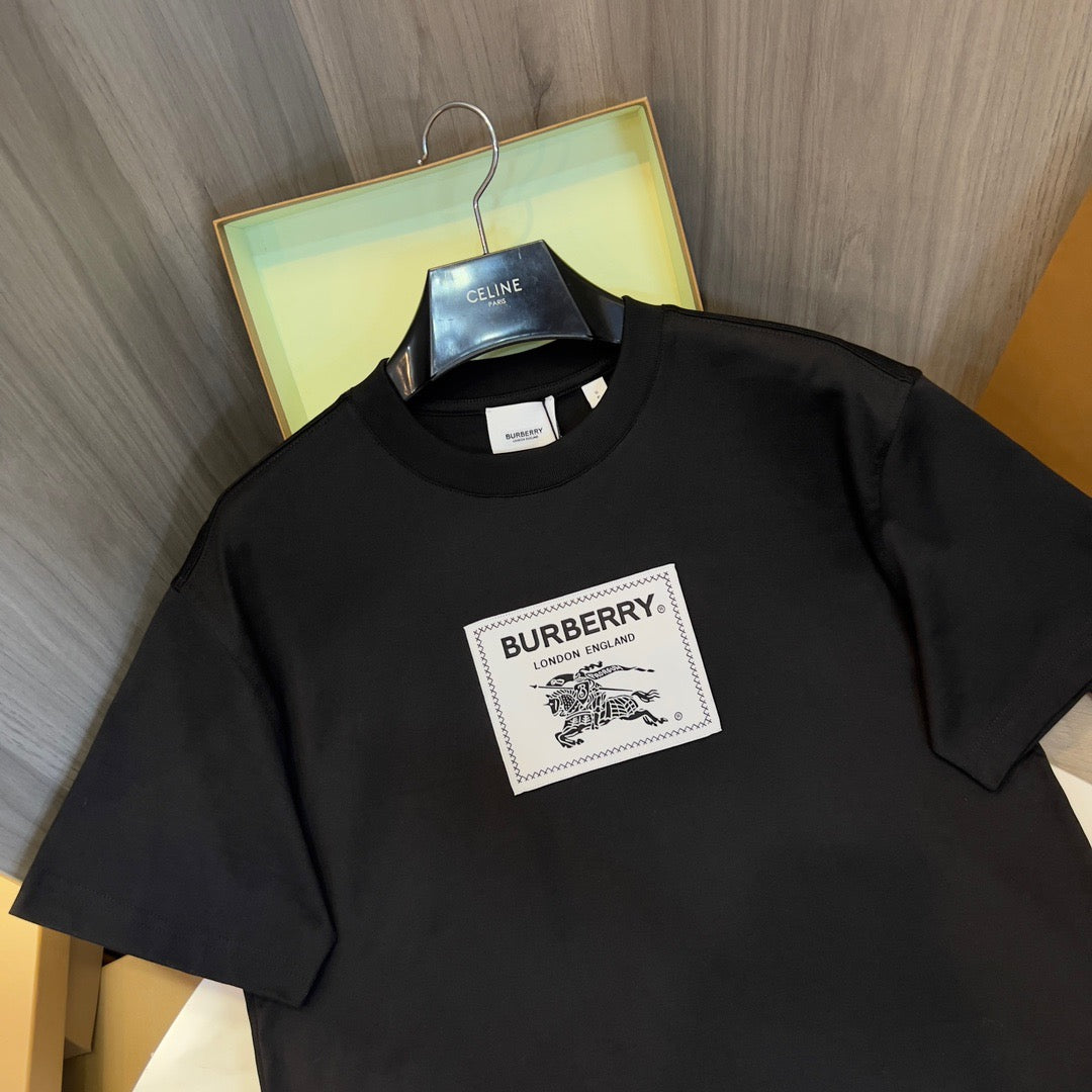 Schwarz-weißes T-Shirt