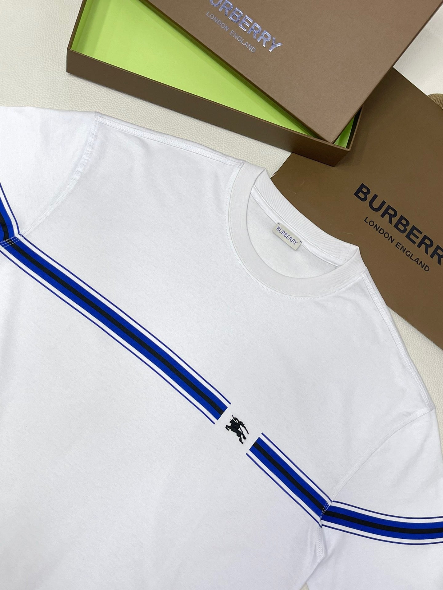 Schwarz-weißes T-Shirt