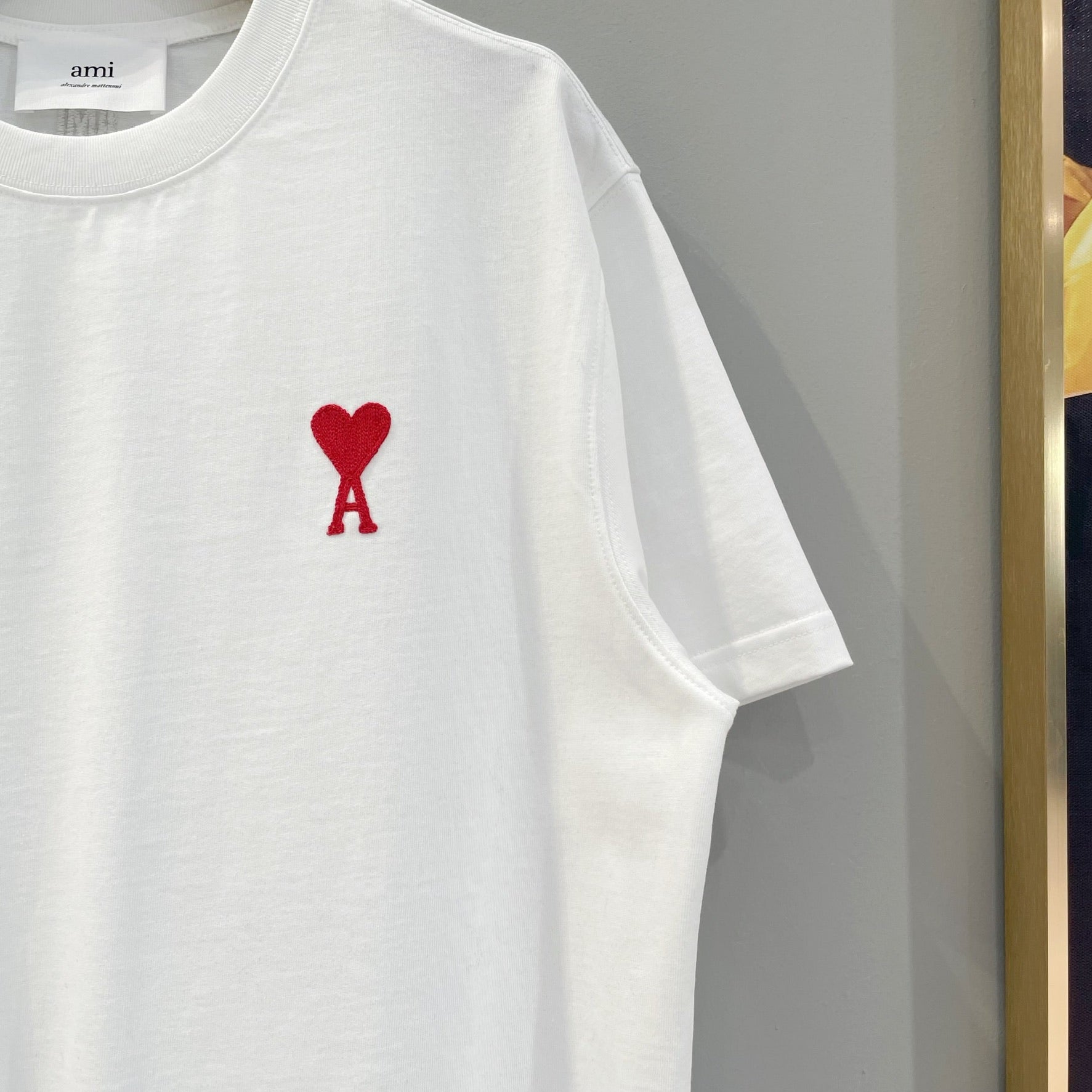 Weißes, schwarzes und graues T-Shirt