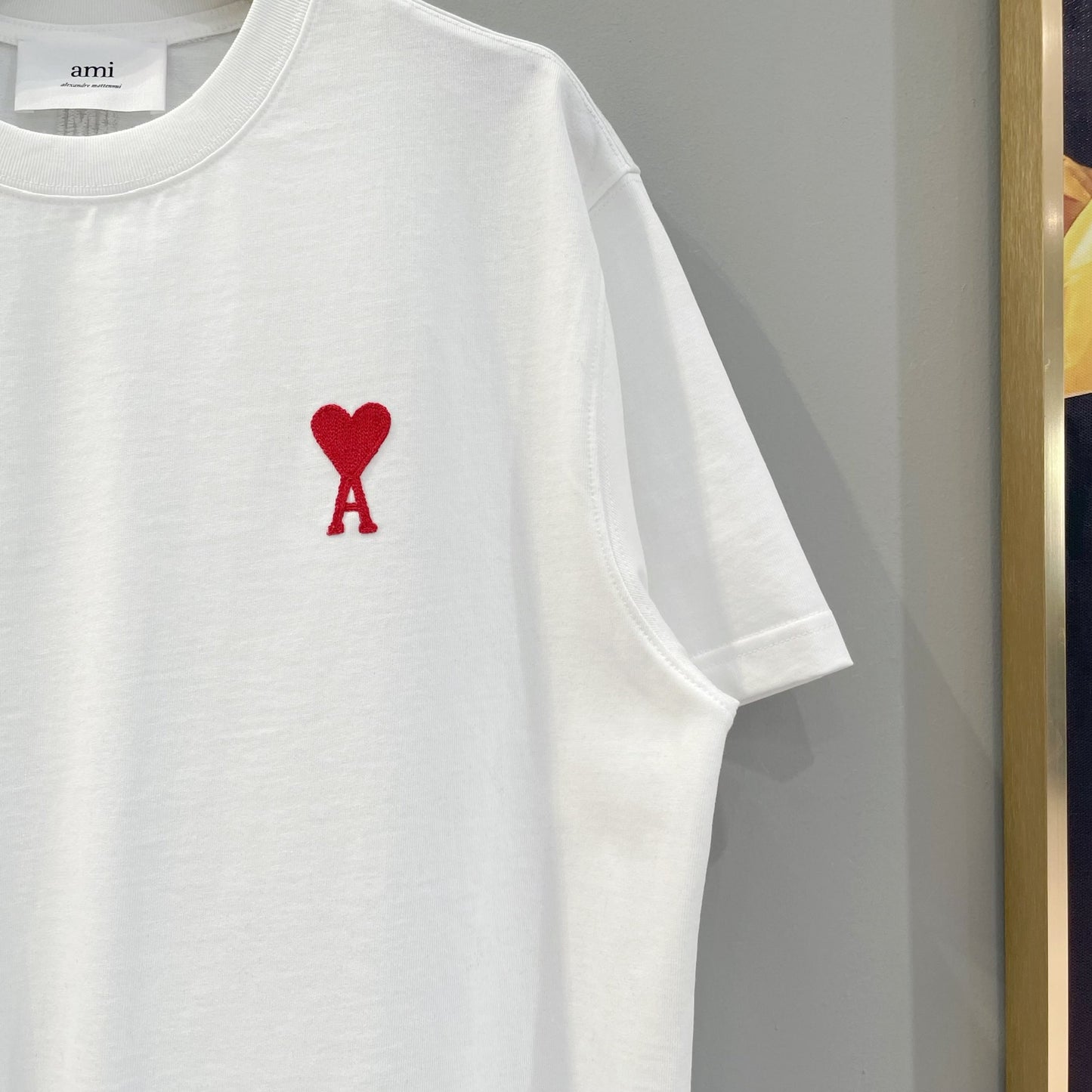 Weißes, schwarzes und graues T-Shirt