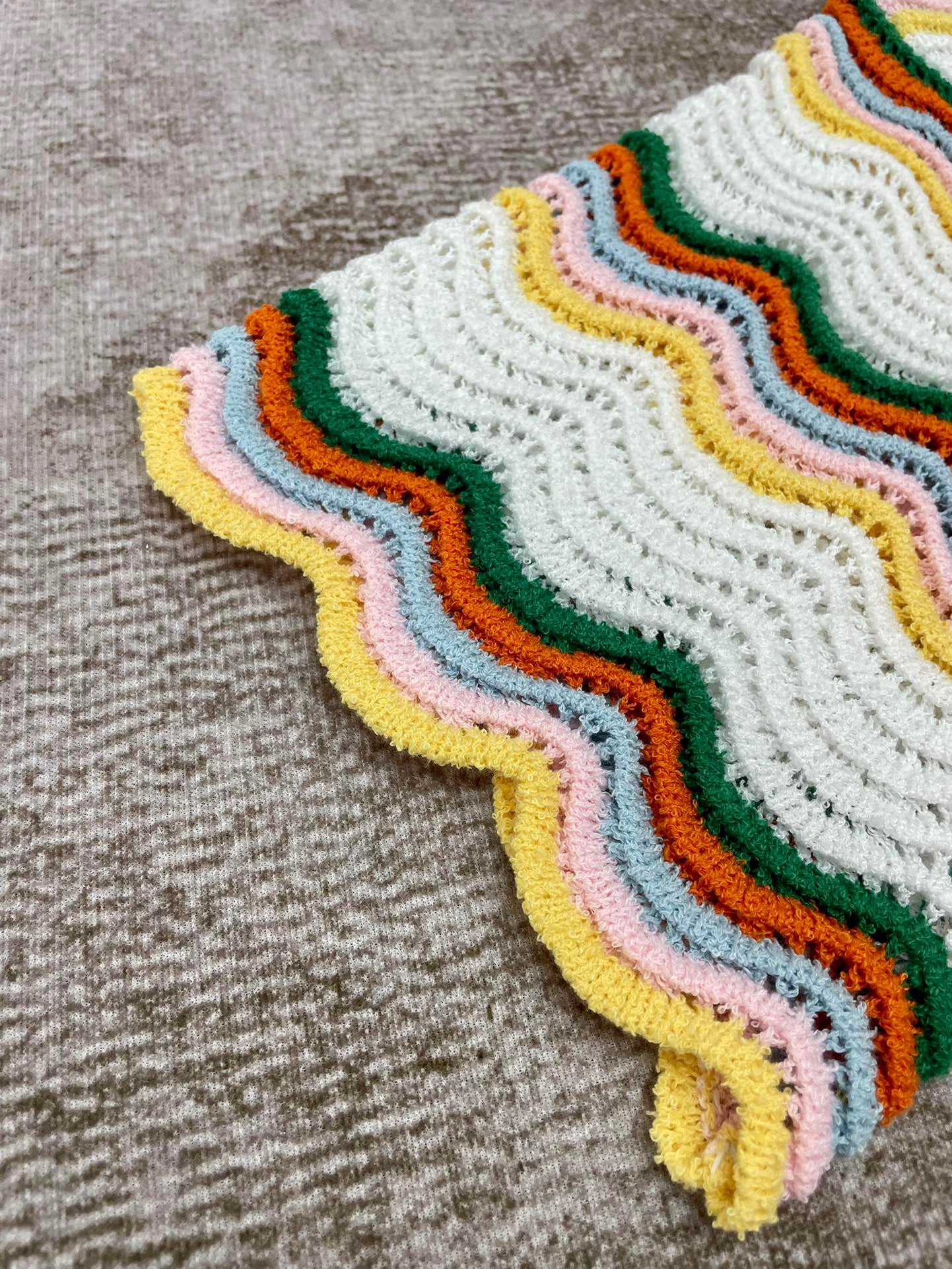 قميص متعدد الألوان