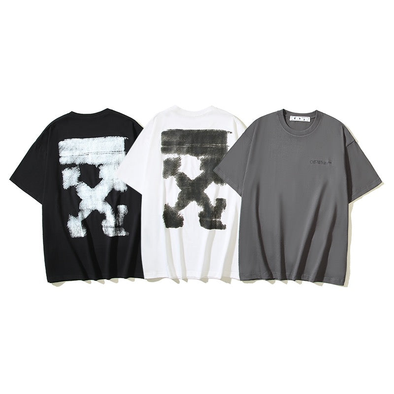 Dunkelschwarzes, schwarz-weißes T-Shirt