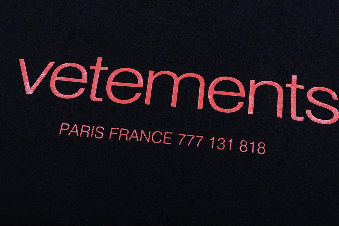 Schwarz-weißes T-Shirt