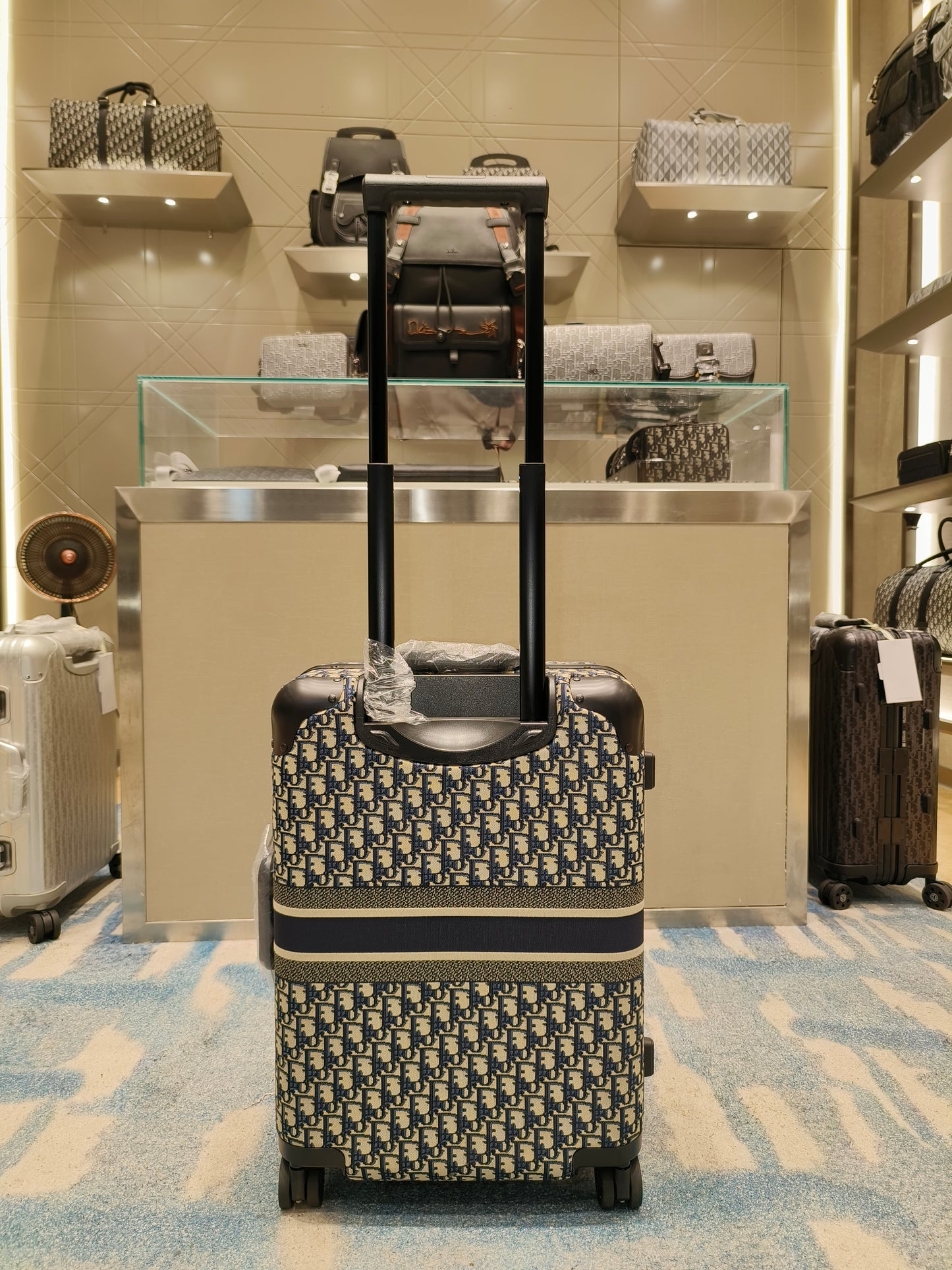 Schwarzer, silberner und brauner Koffer