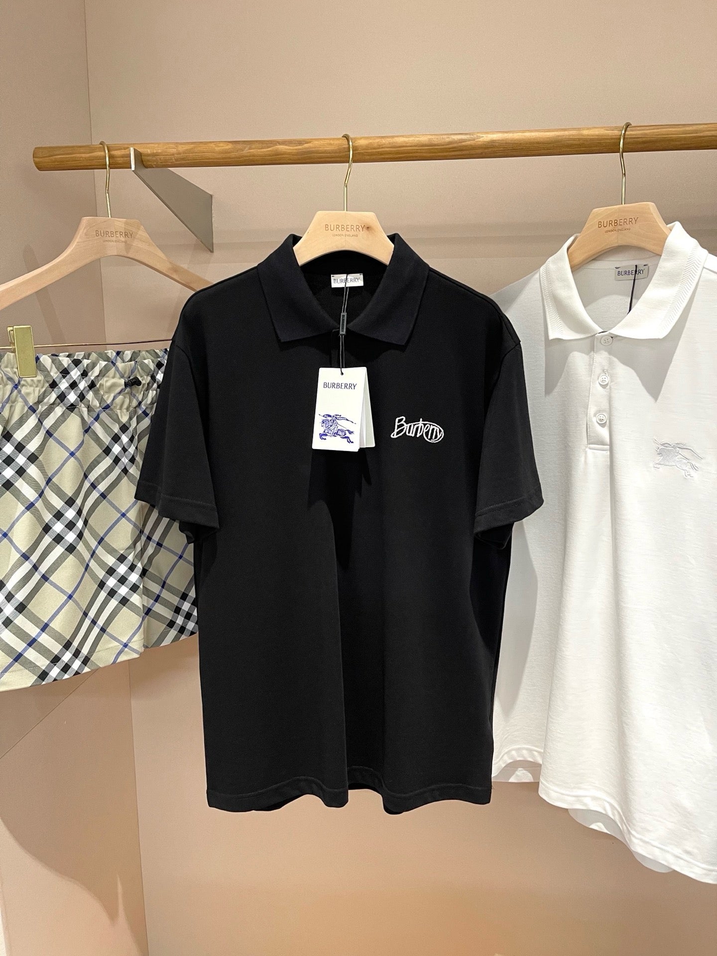 Schwarzes und blaues Polo