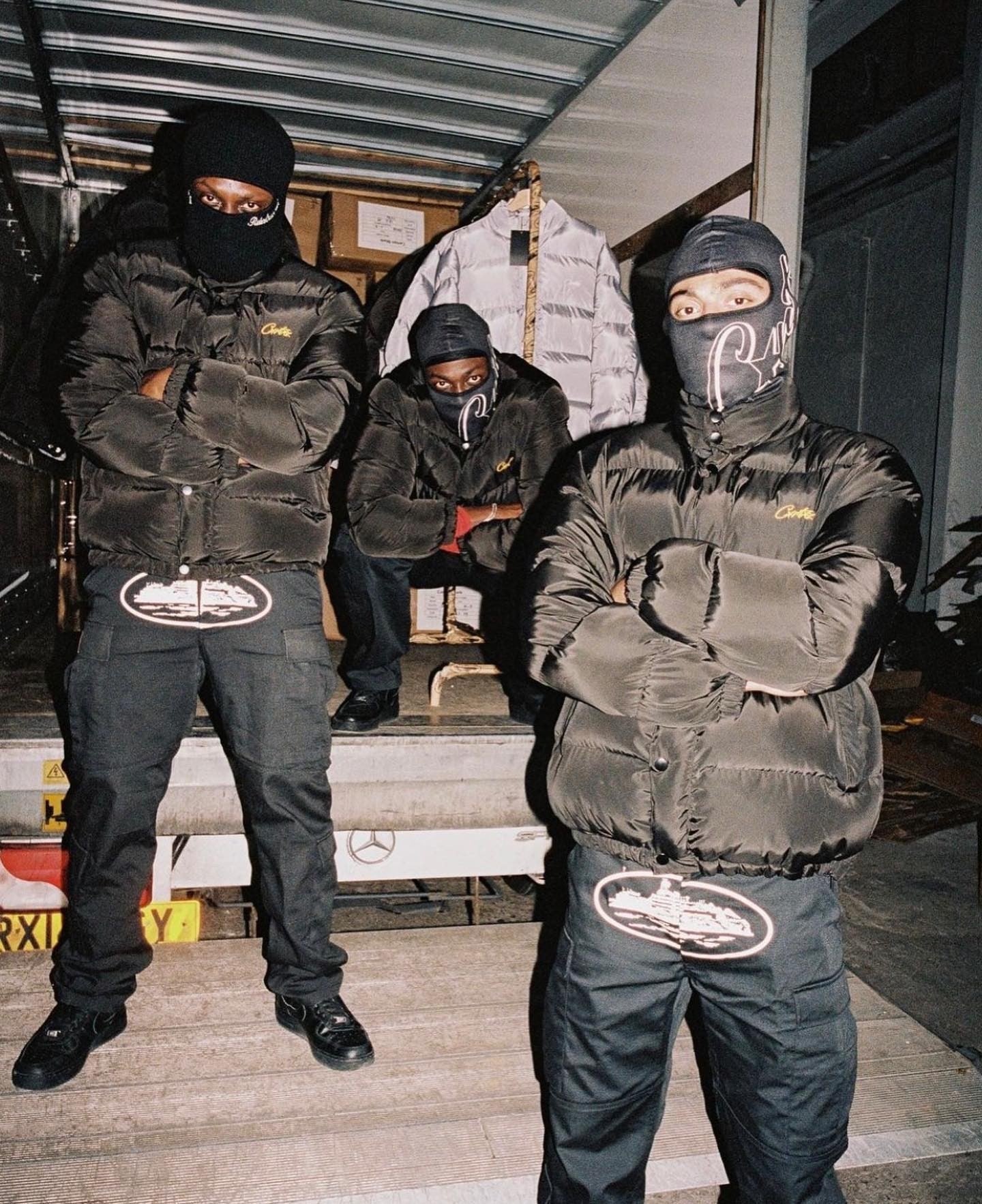 Schwarze und graue Jacke