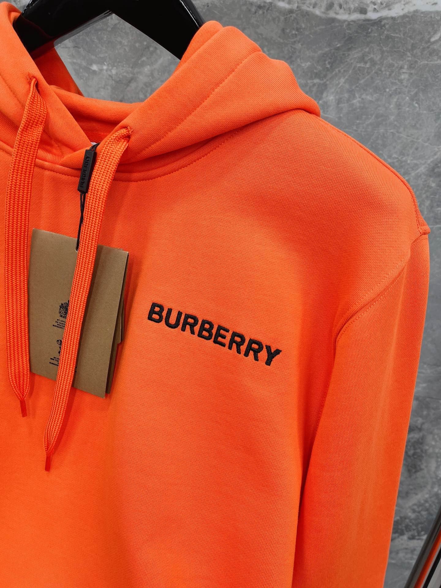 Schwarzer, dunkelblauer und orangefarbener Hoodie