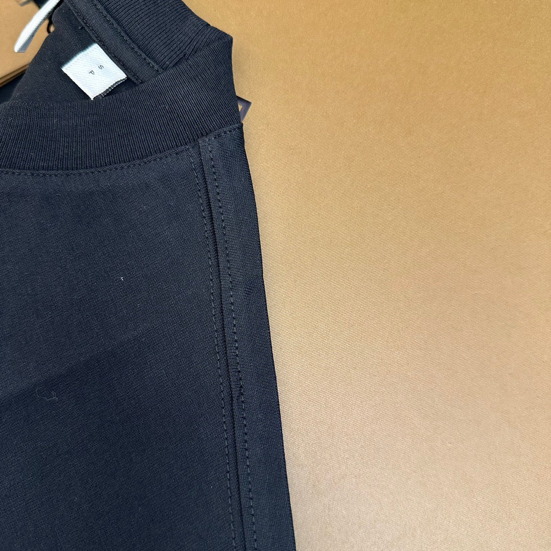 Weißes und schwarzes T-Shirt