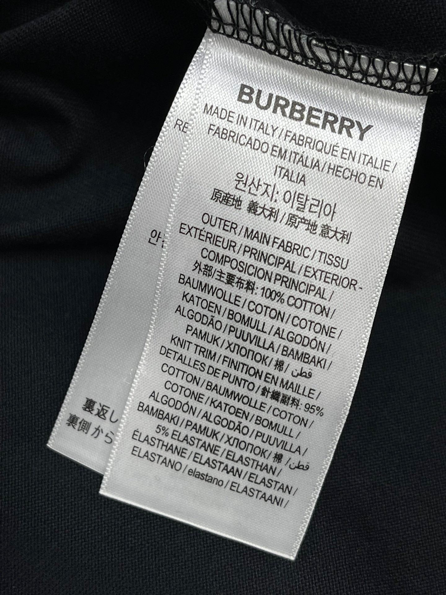 Schwarz-weißes T-Shirt