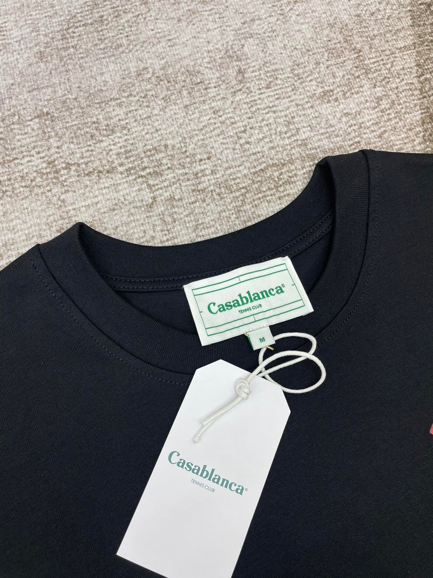 Schwarz-weißes T-Shirt