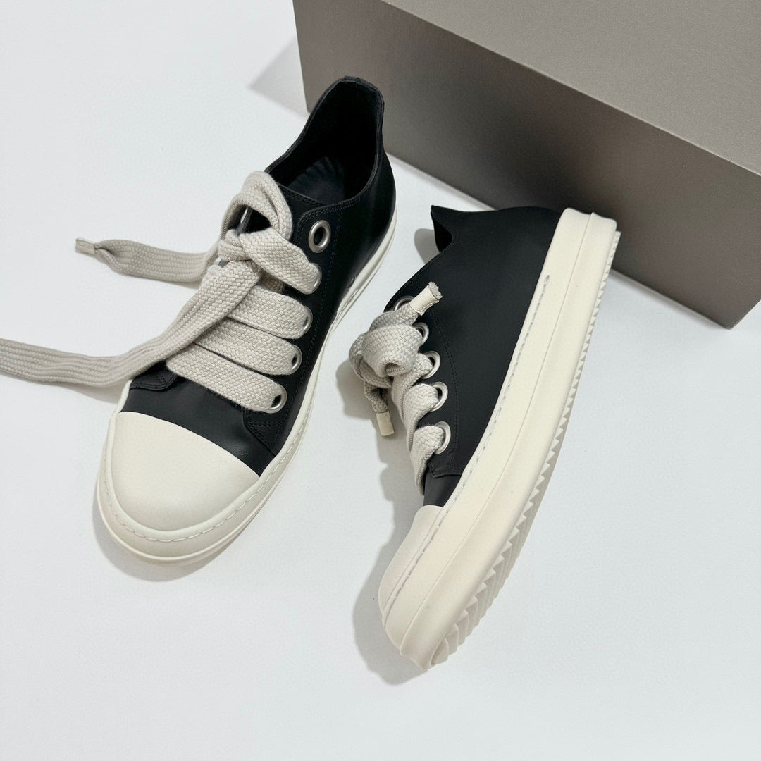 أحذية سوداء وبيضاء