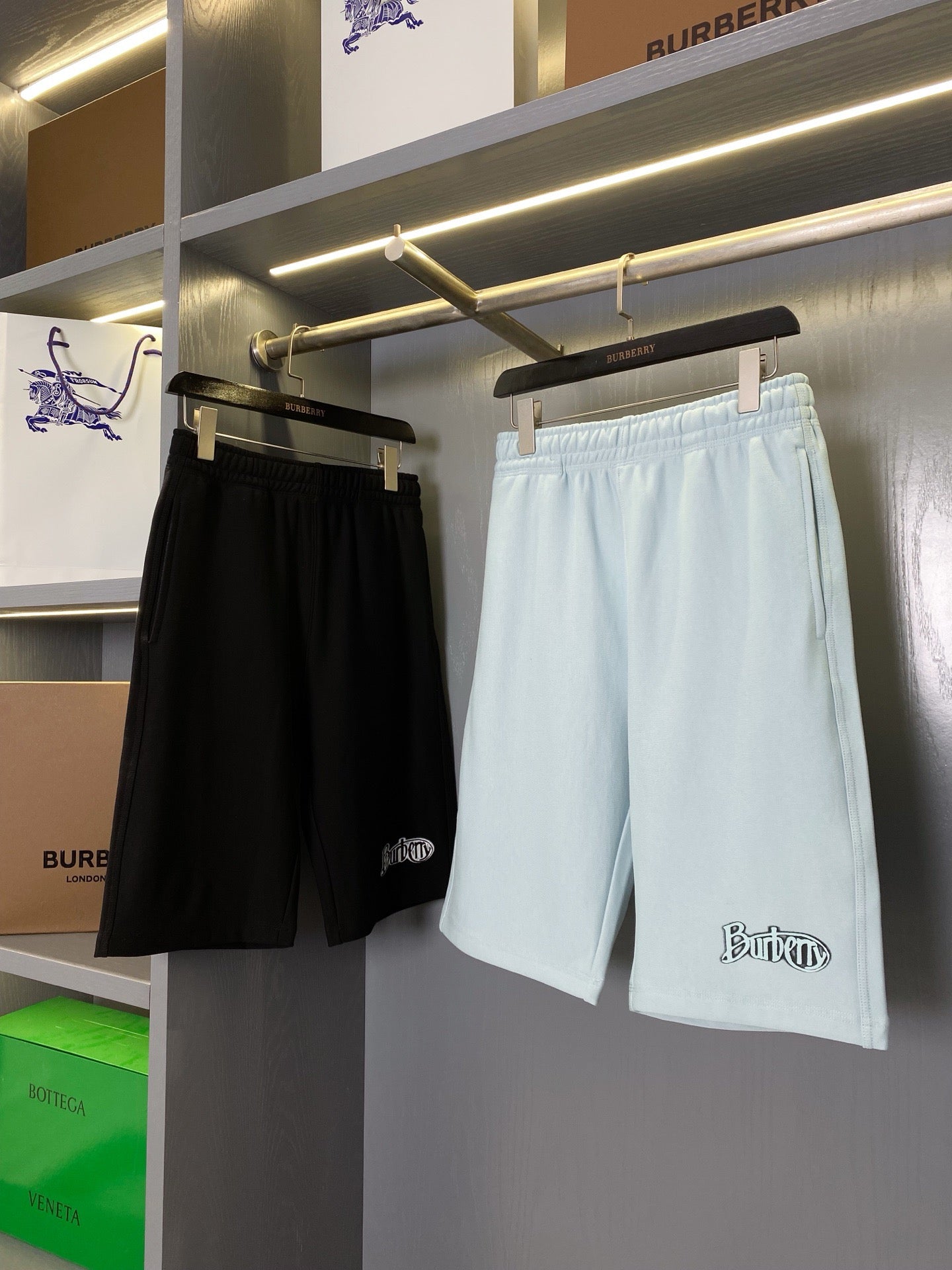 Schwarze und hellblaue Shorts