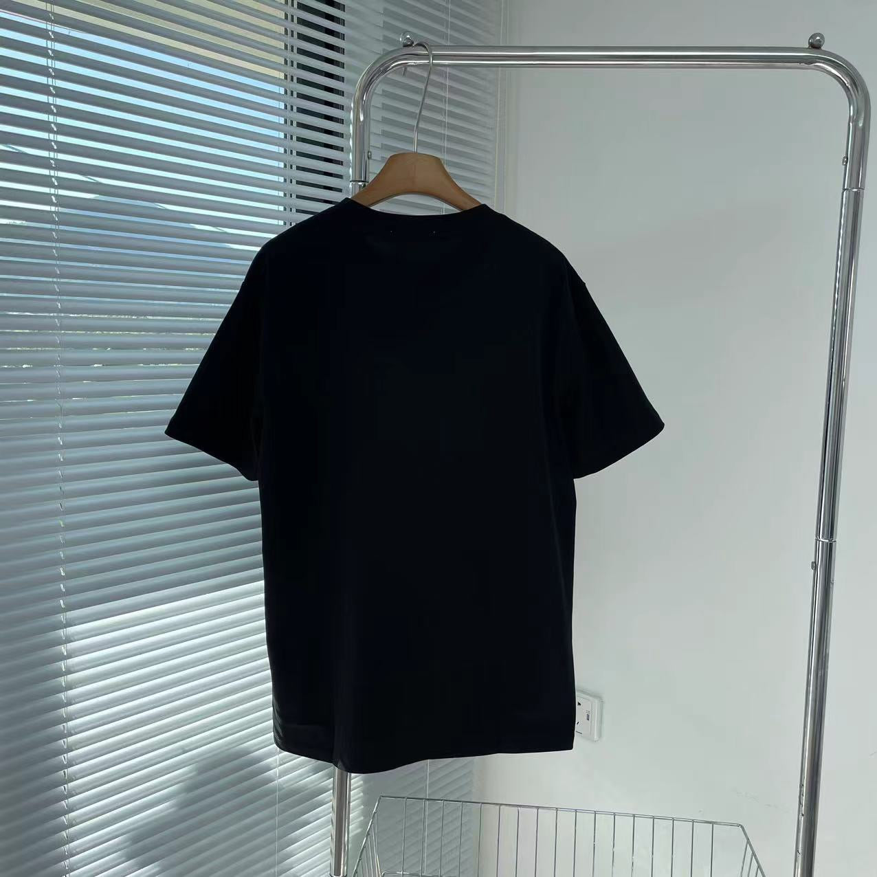 تي شيرت أبيض وأسود