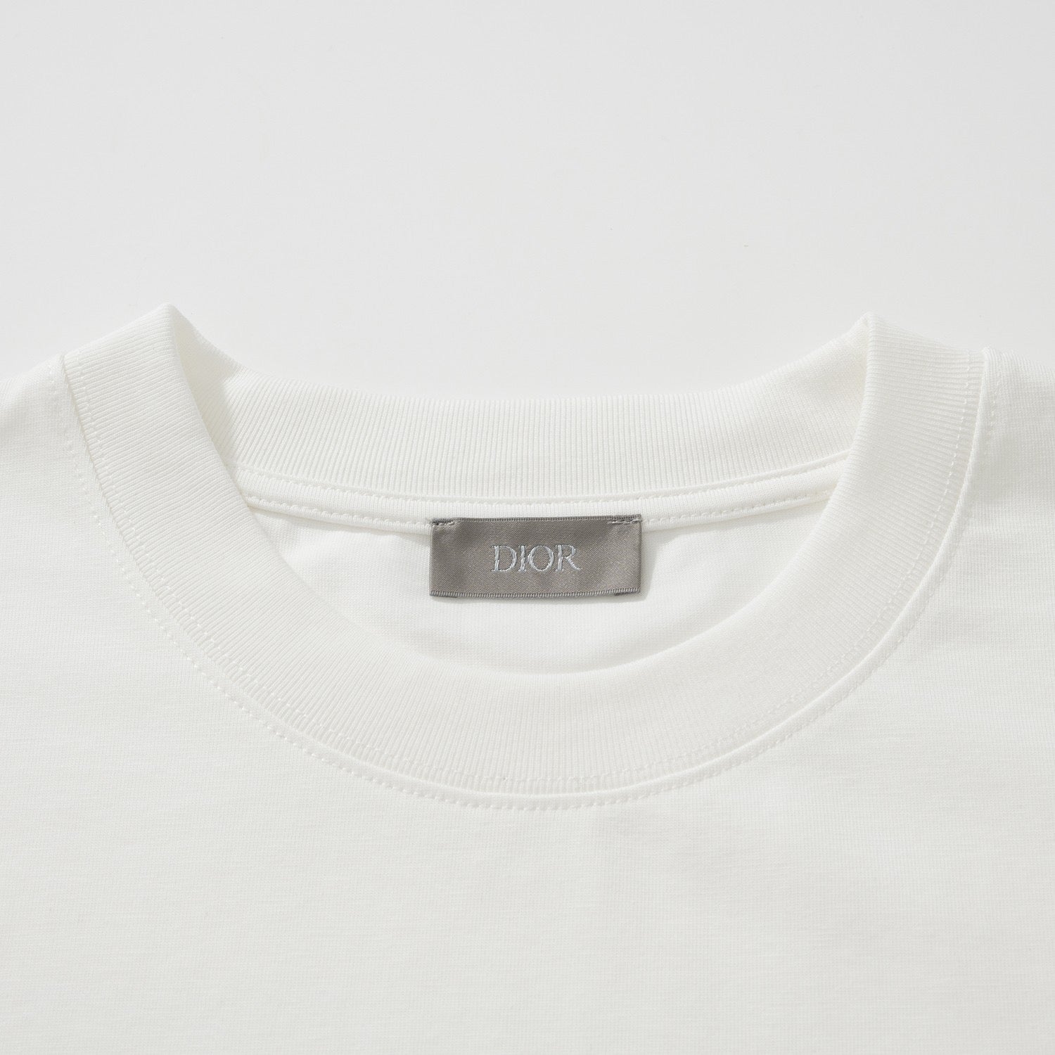 Schwarzes, weißes und blaues T-Shirt