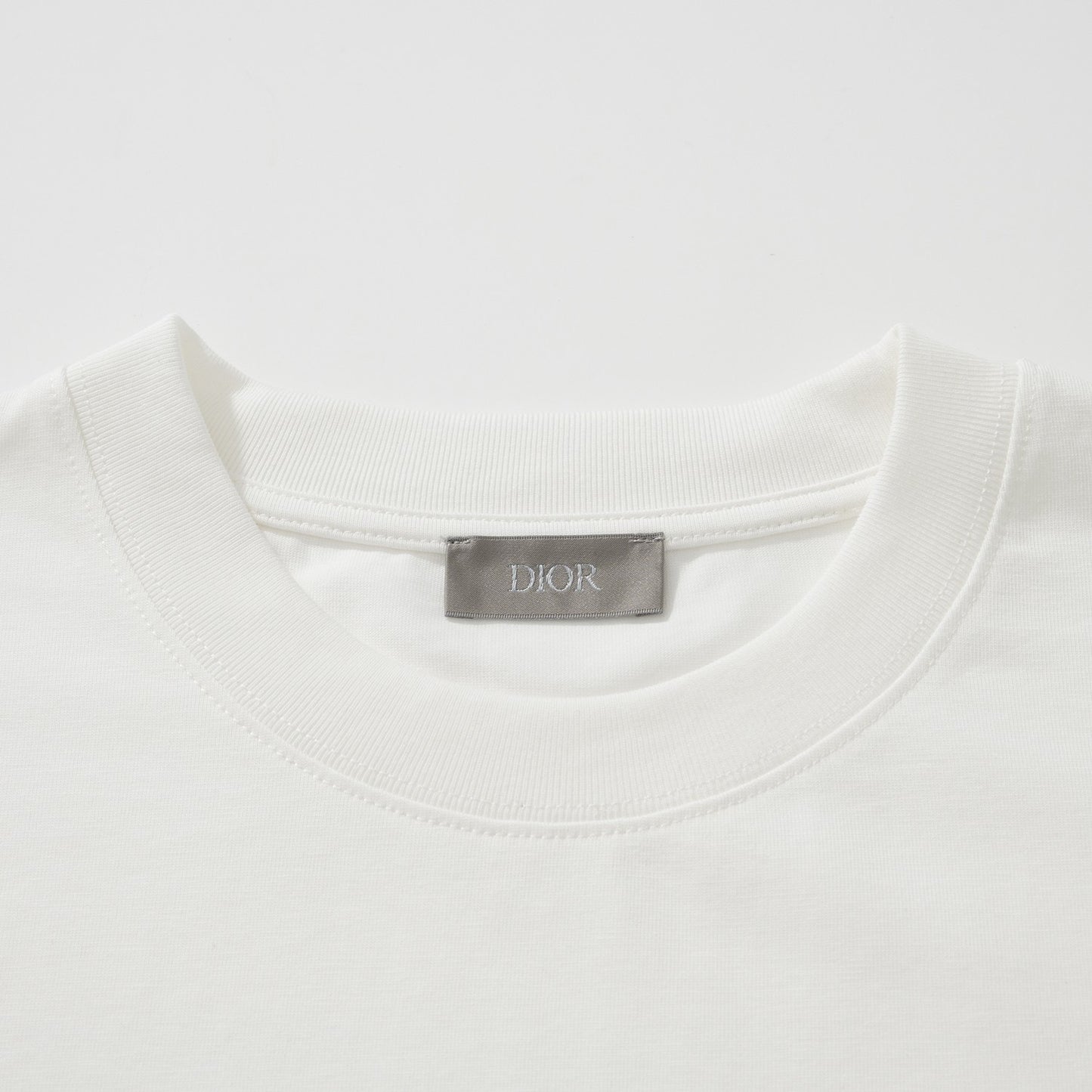 Schwarzes, weißes und blaues T-Shirt