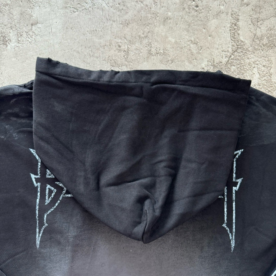 جارزة سوداء بقبعة شتوية