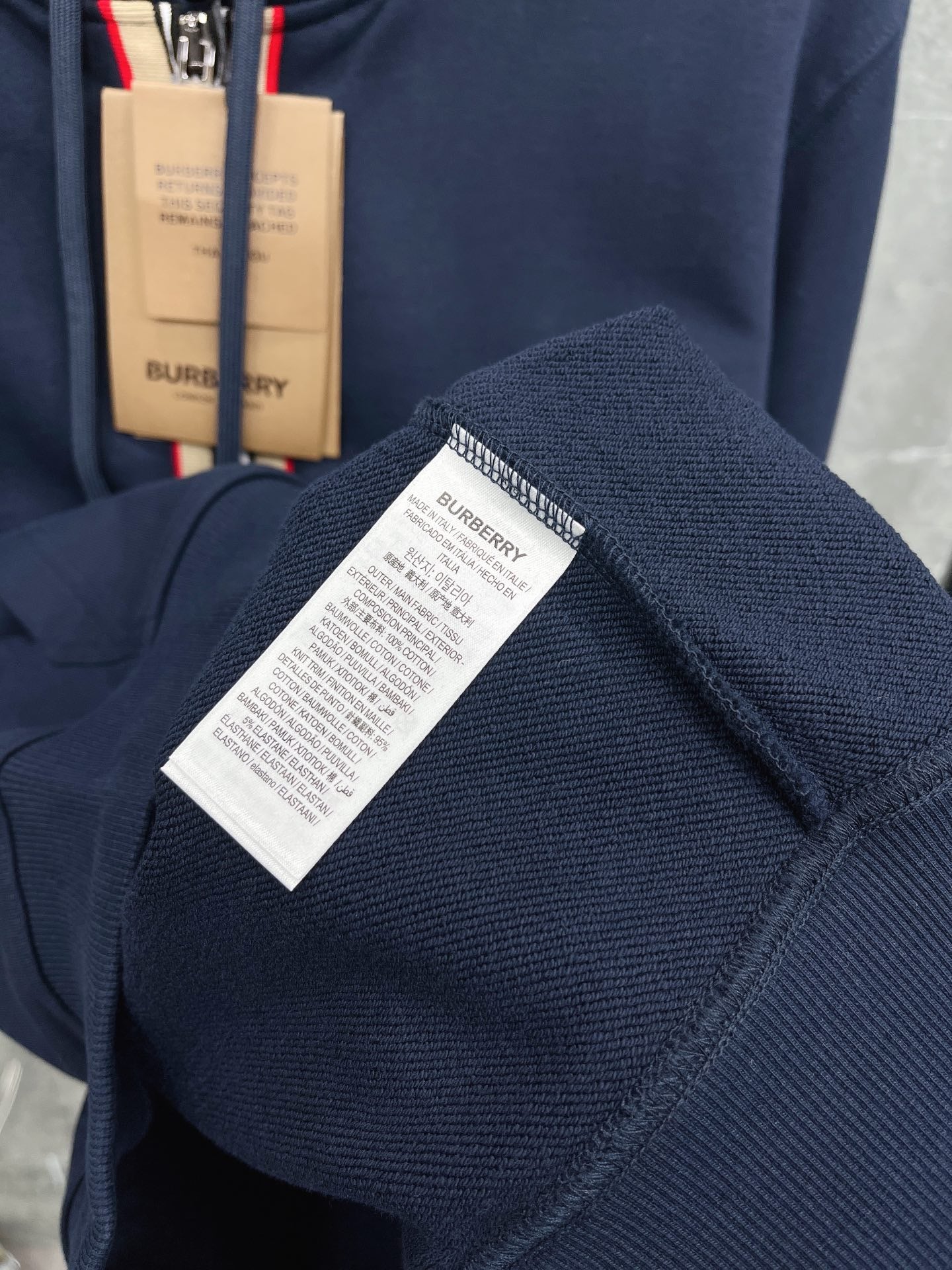 Schwarze, blaue und graue Jacke
