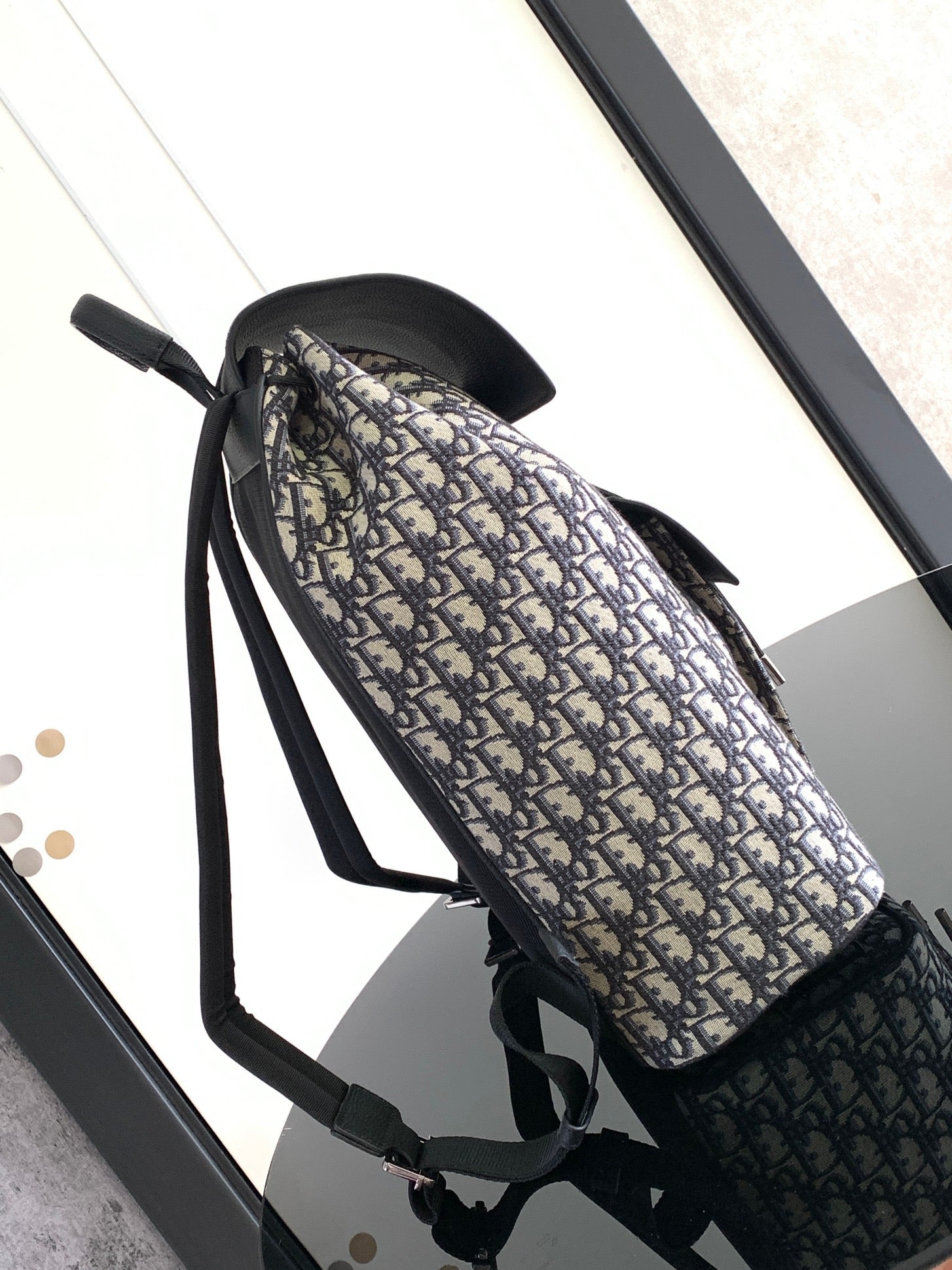 Aprikosen- und schwarze Tasche